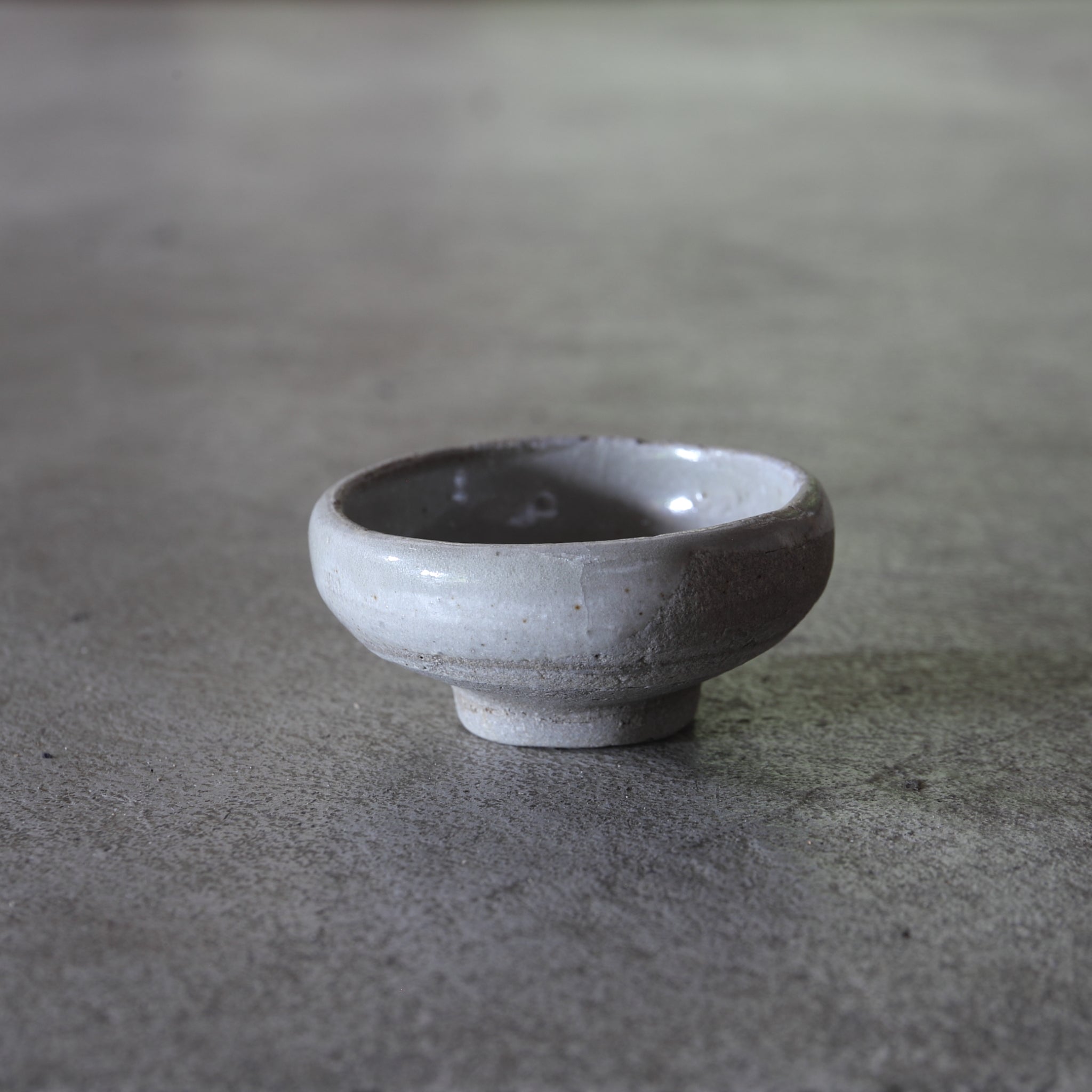 SAKE-SCHALE, Ko-Seto, ascheglasiert, Edo-Zeit(1603–1867 n. Chr.)