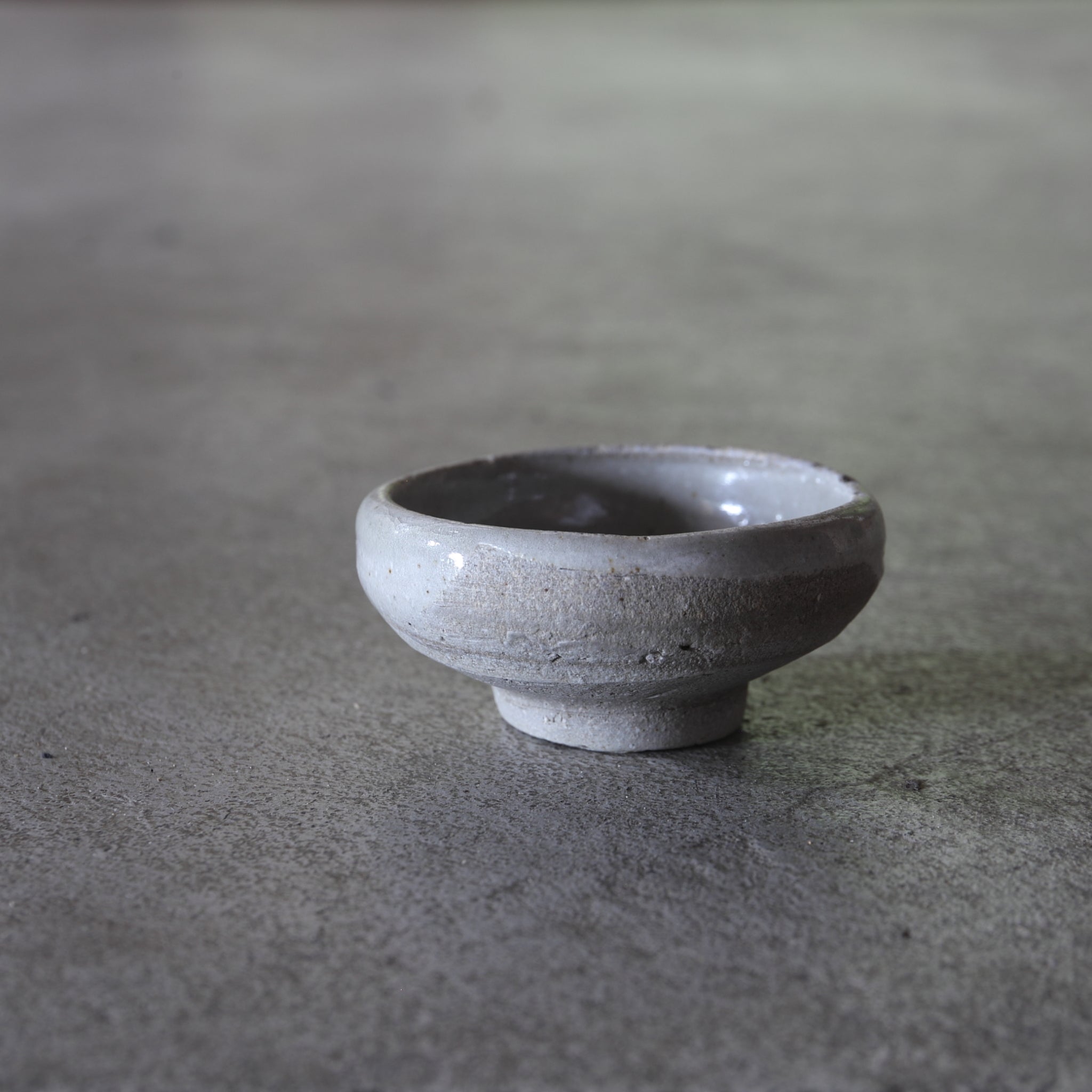 SAKE-SCHALE, Ko-Seto, ascheglasiert, Edo-Zeit(1603–1867 n. Chr.)