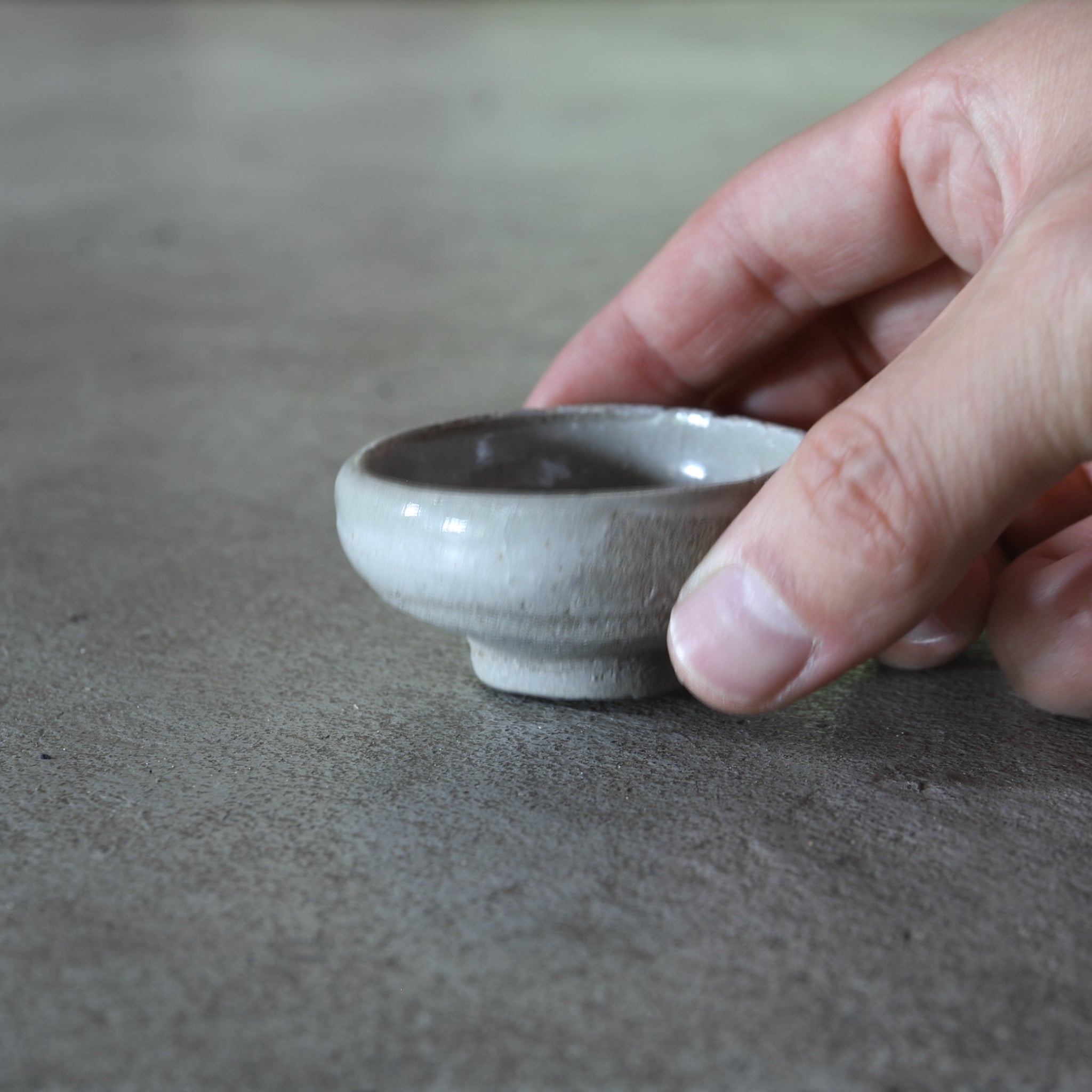 SAKE-SCHALE, Ko-Seto, ascheglasiert, Edo-Zeit(1603–1867 n. Chr.)