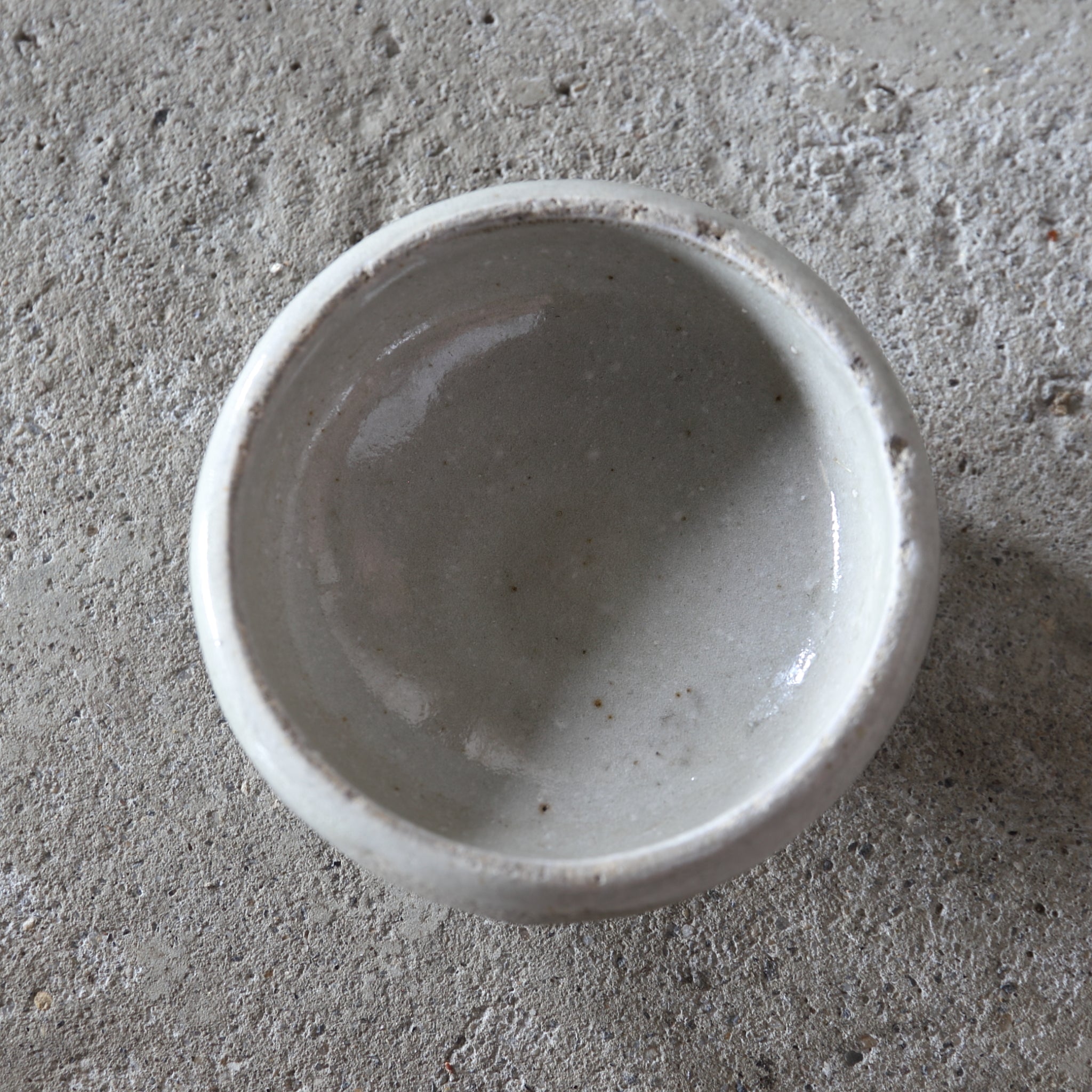 SAKE-SCHALE, Ko-Seto, ascheglasiert, Edo-Zeit(1603–1867 n. Chr.)