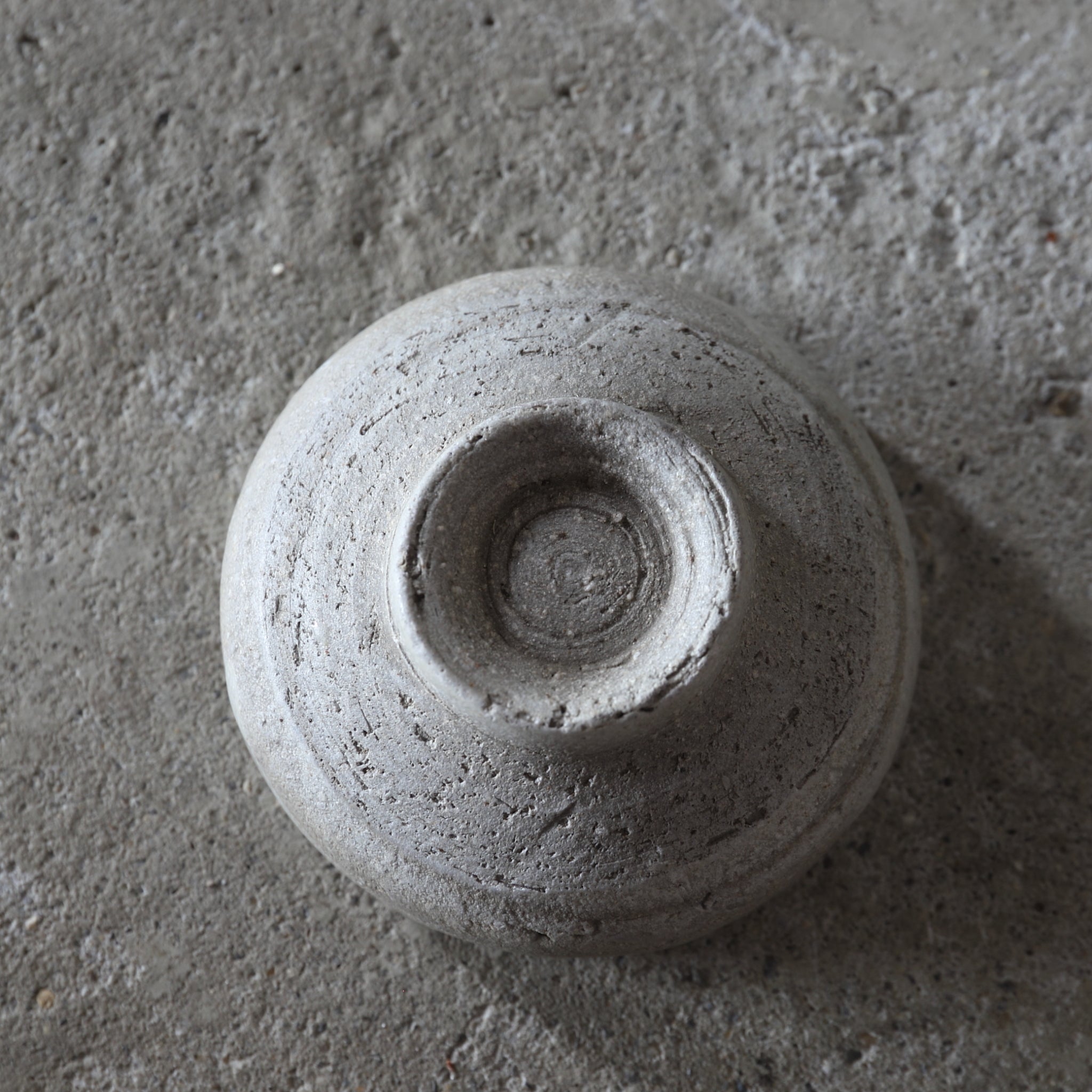 SAKE-SCHALE, Ko-Seto, ascheglasiert, Edo-Zeit(1603–1867 n. Chr.)