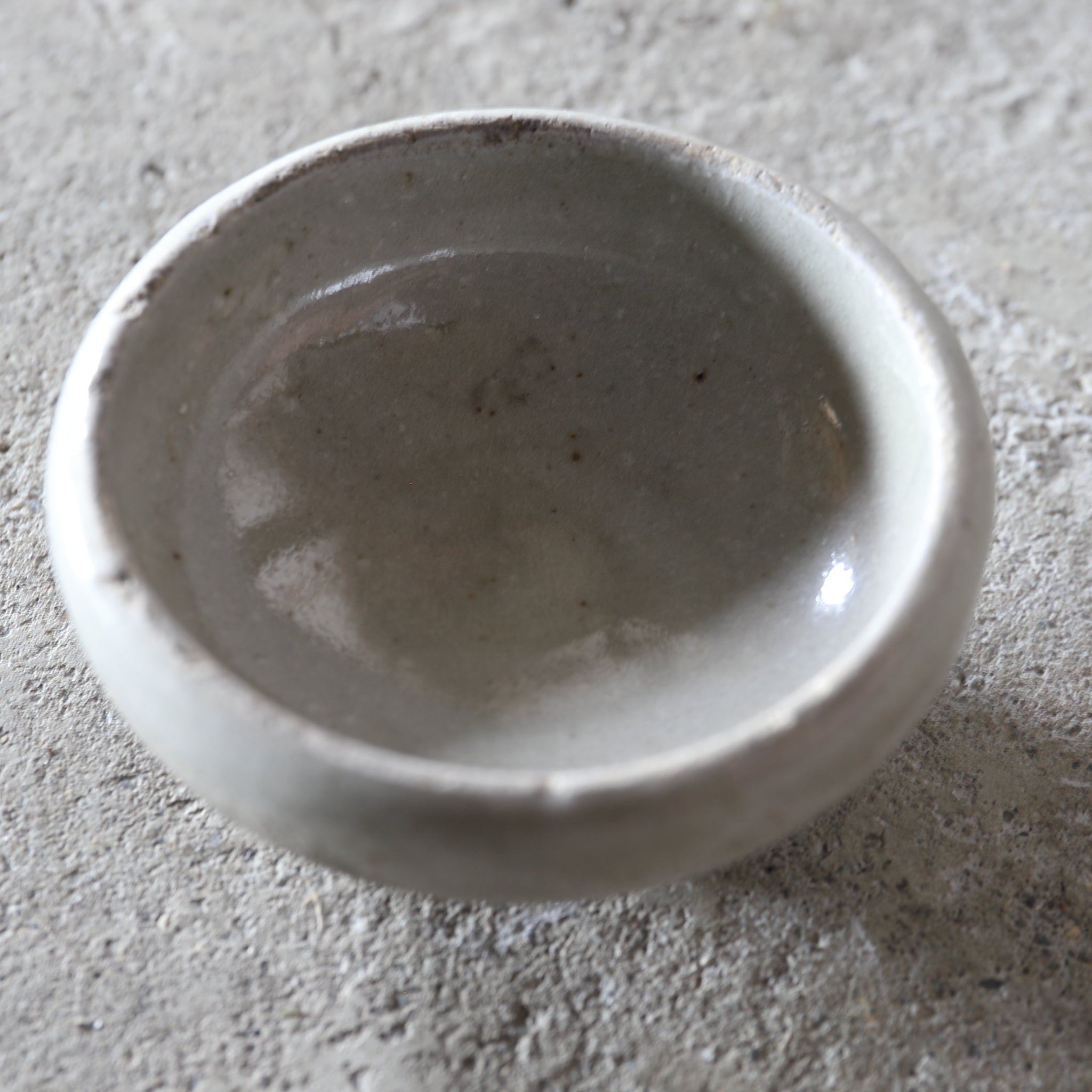 SAKE-SCHALE, Ko-Seto, ascheglasiert, Edo-Zeit(1603–1867 n. Chr.)