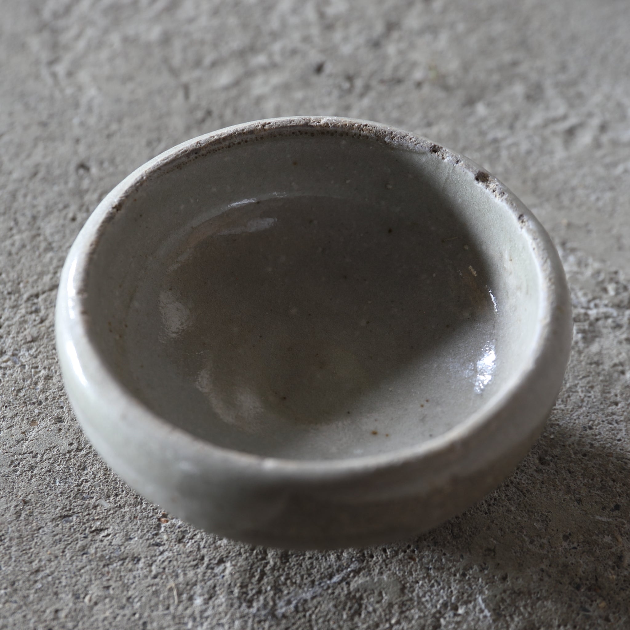 SAKE-SCHALE, Ko-Seto, ascheglasiert, Edo-Zeit(1603–1867 n. Chr.)
