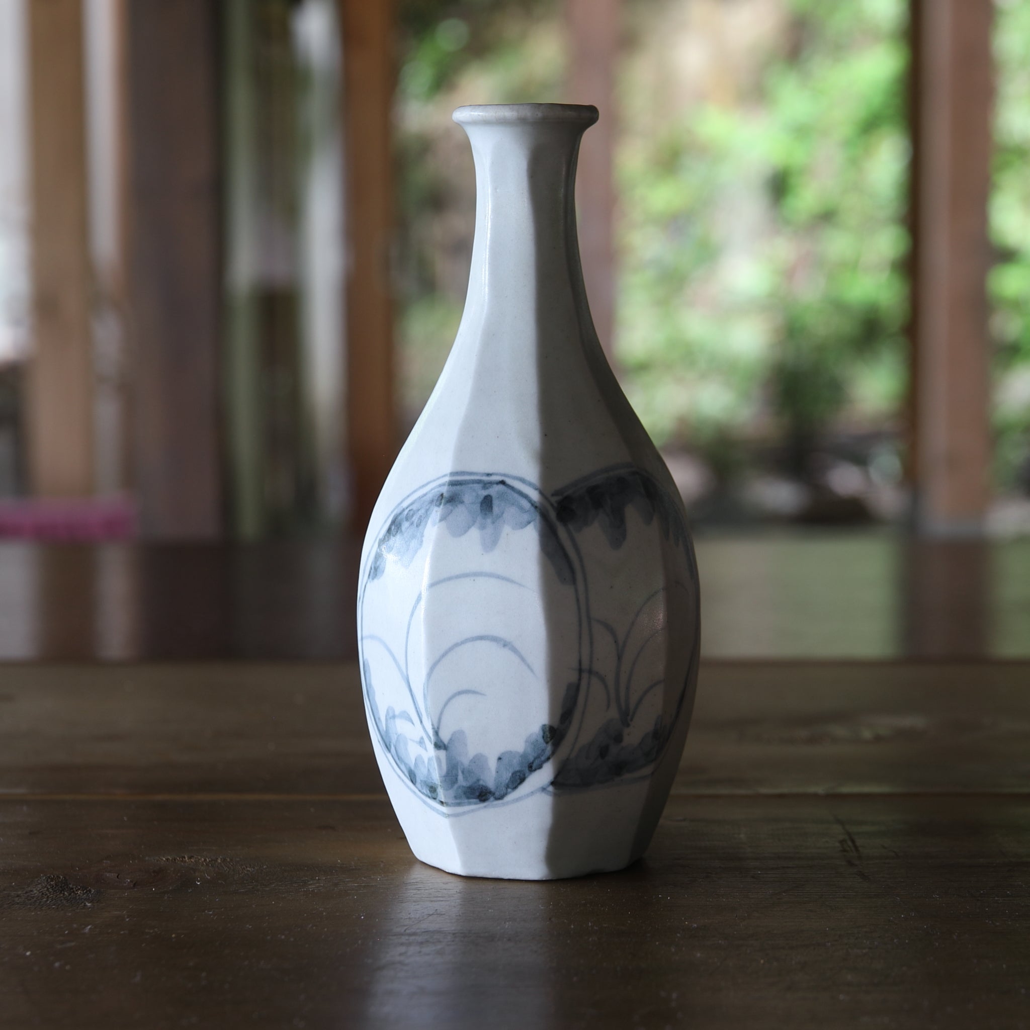 BOTELLA BISELADA, Porcelana azul y blanca con con paneles en forma de ventana diseño de hierba, Dinastía Joseon(1392–1897 d. C.)