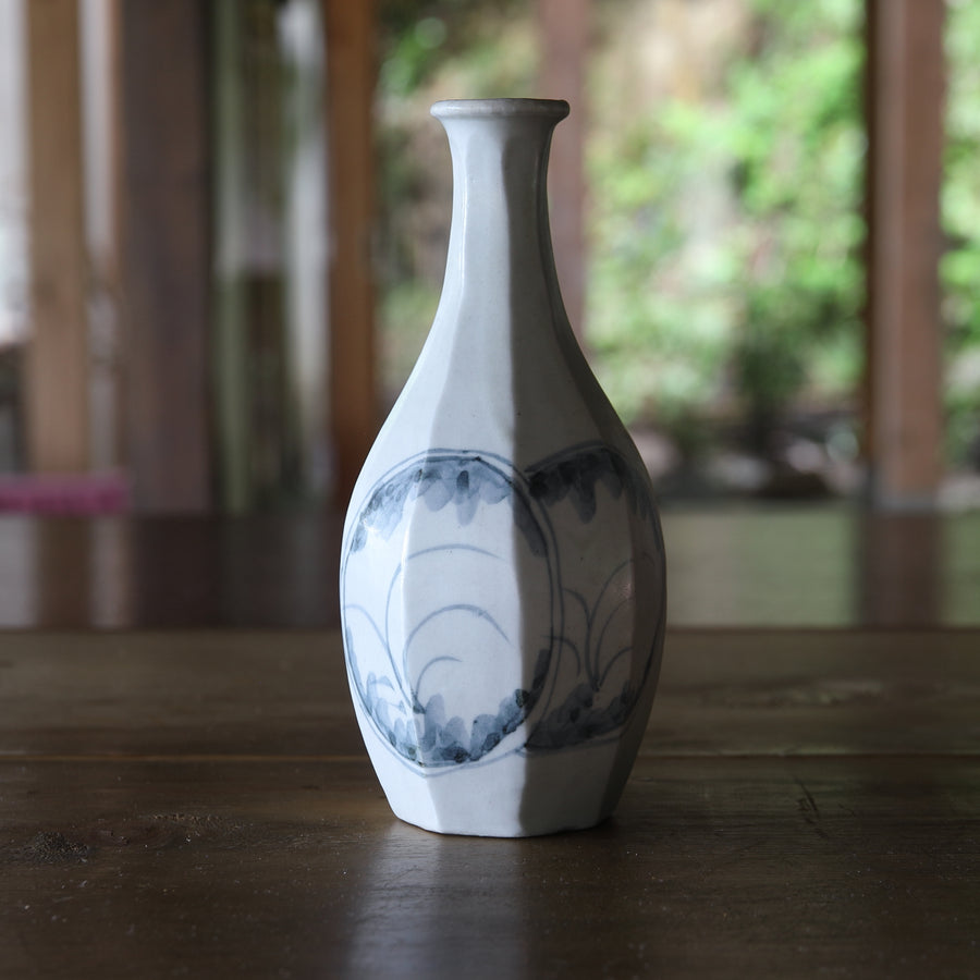 ABGESCHRÄGTE FLASCHE, Blau-weißes Porzellan mit fensterartige grasmuster, Joseon-Dynastie(1392–1897 n. Chr.)