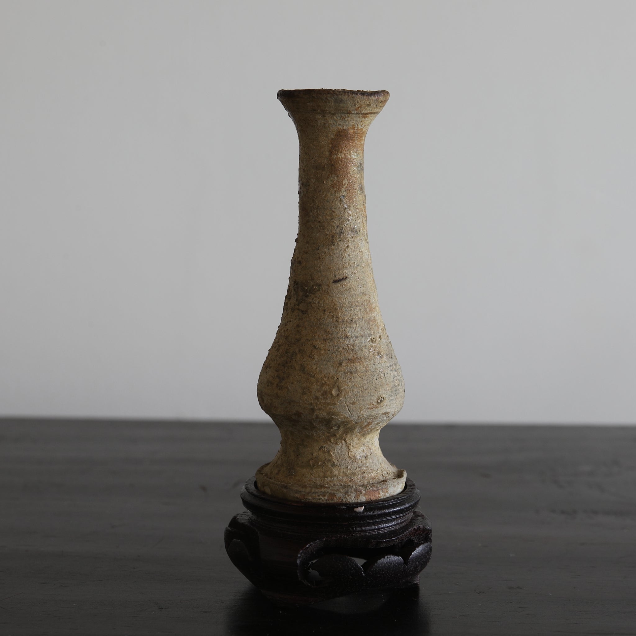 JARRÓN PARA ALTAR BUDISTA, Ko-Seto, con soporte de madera, Período Kamakura(1185–1333 d. C.)