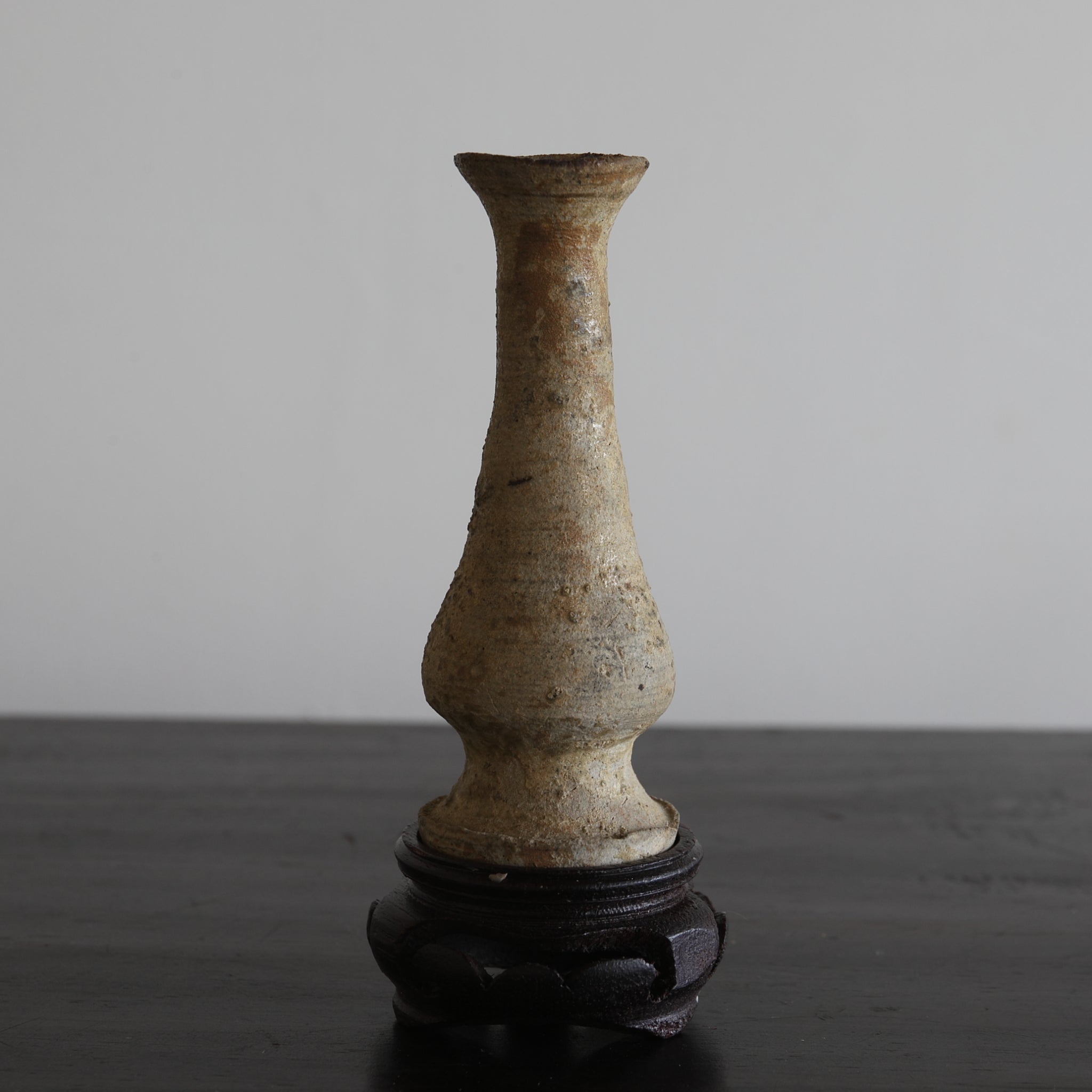 JARRÓN PARA ALTAR BUDISTA, Ko-Seto, con soporte de madera, Período Kamakura(1185–1333 d. C.)
