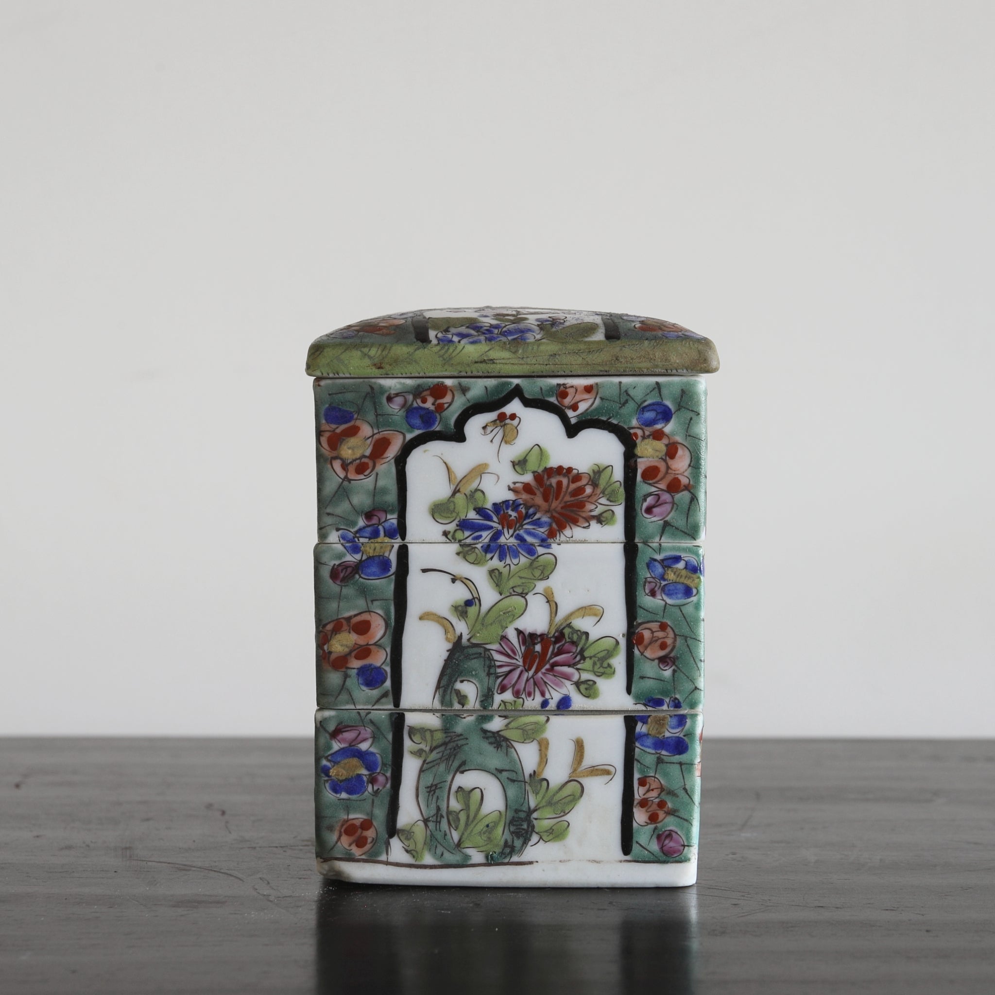 CAJA ESCALONADA PARA DULCES, Ko-Imari, Período Edo(1603–1867 d. C.)