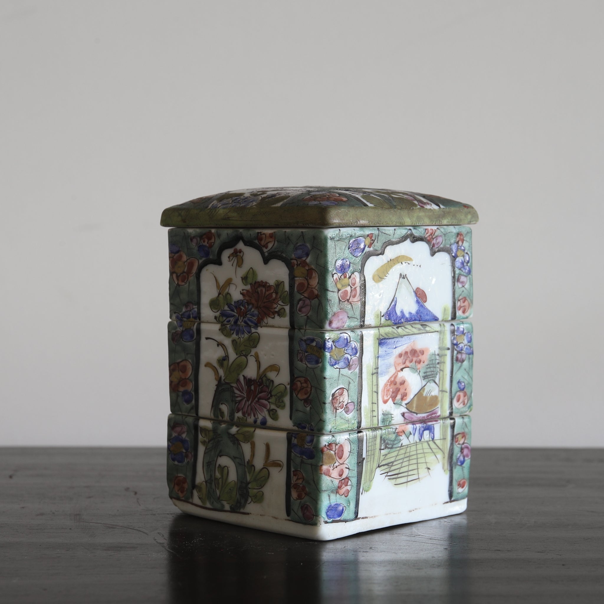 CAJA ESCALONADA PARA DULCES, Ko-Imari, Período Edo(1603–1867 d. C.)