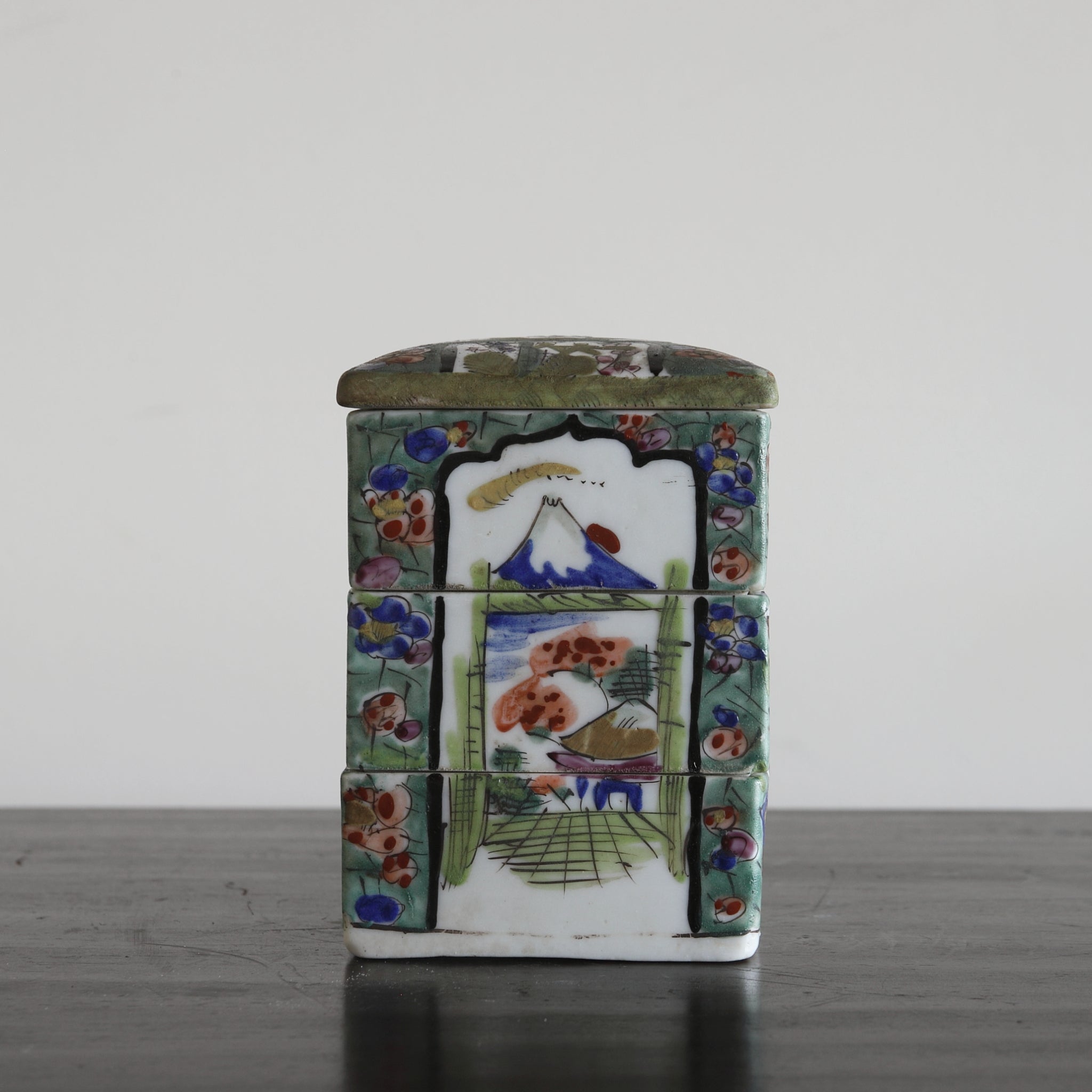 CAJA ESCALONADA PARA DULCES, Ko-Imari, Período Edo(1603–1867 d. C.)