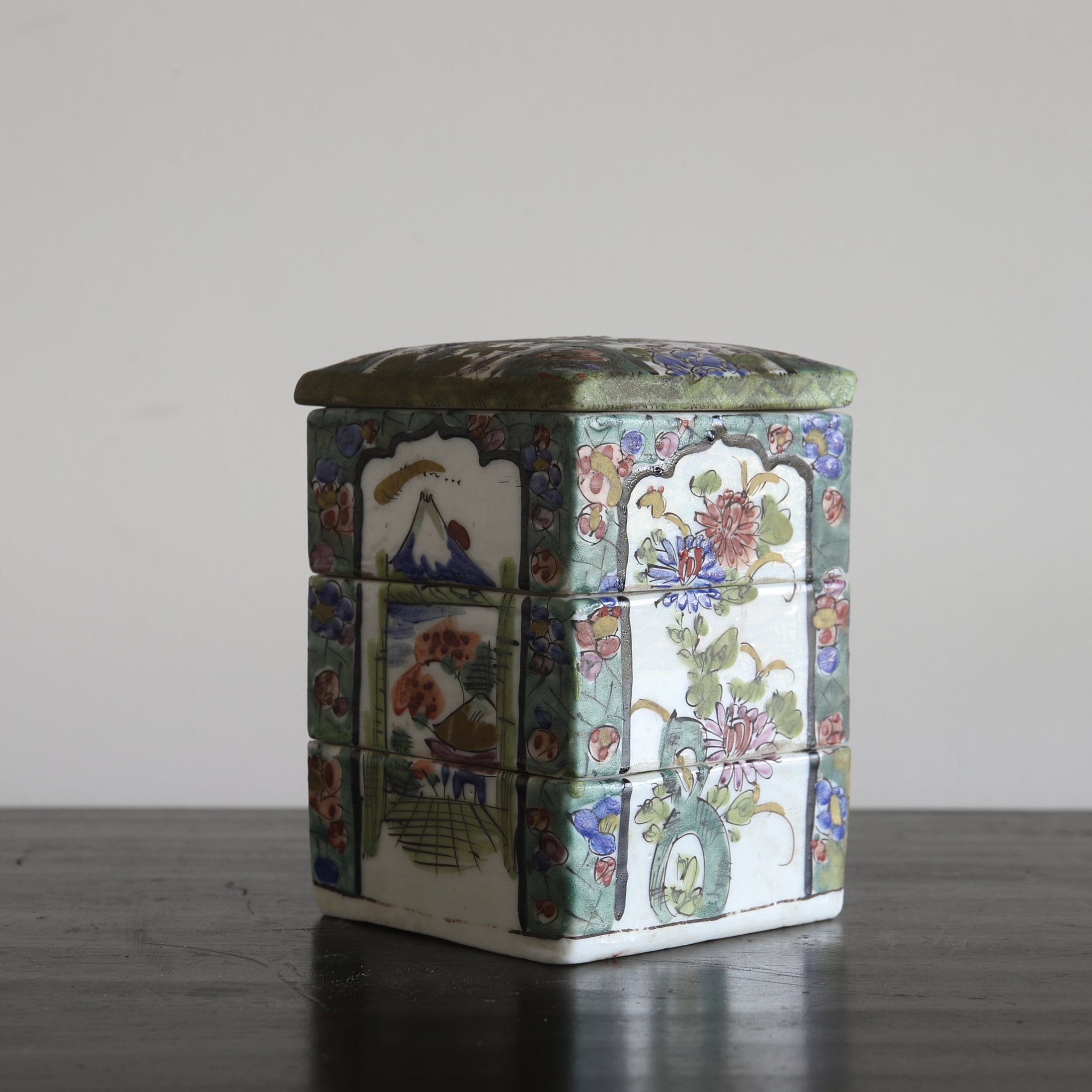 CAJA ESCALONADA PARA DULCES, Ko-Imari, Período Edo(1603–1867 d. C.)