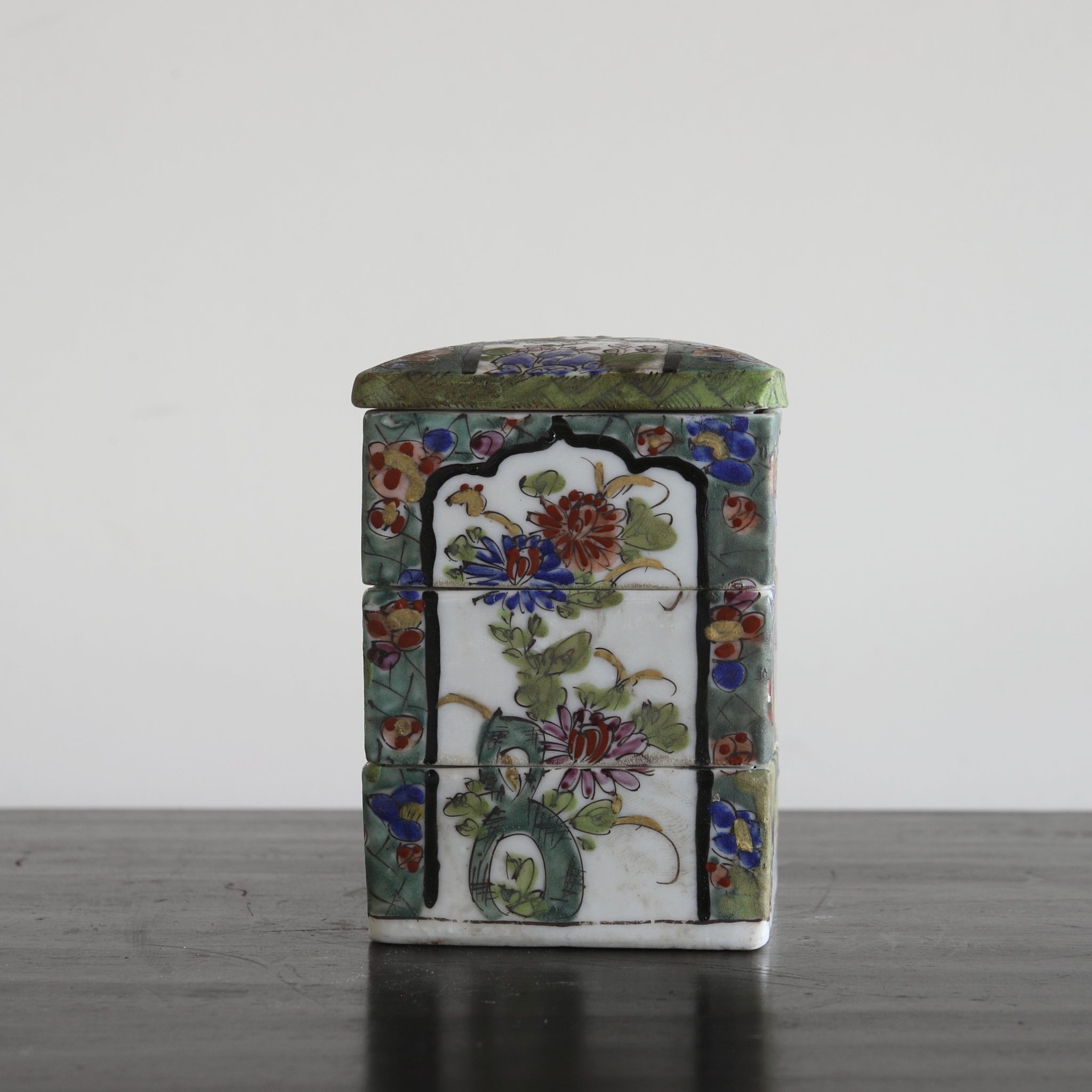 CAJA ESCALONADA PARA DULCES, Ko-Imari, Período Edo(1603–1867 d. C.)