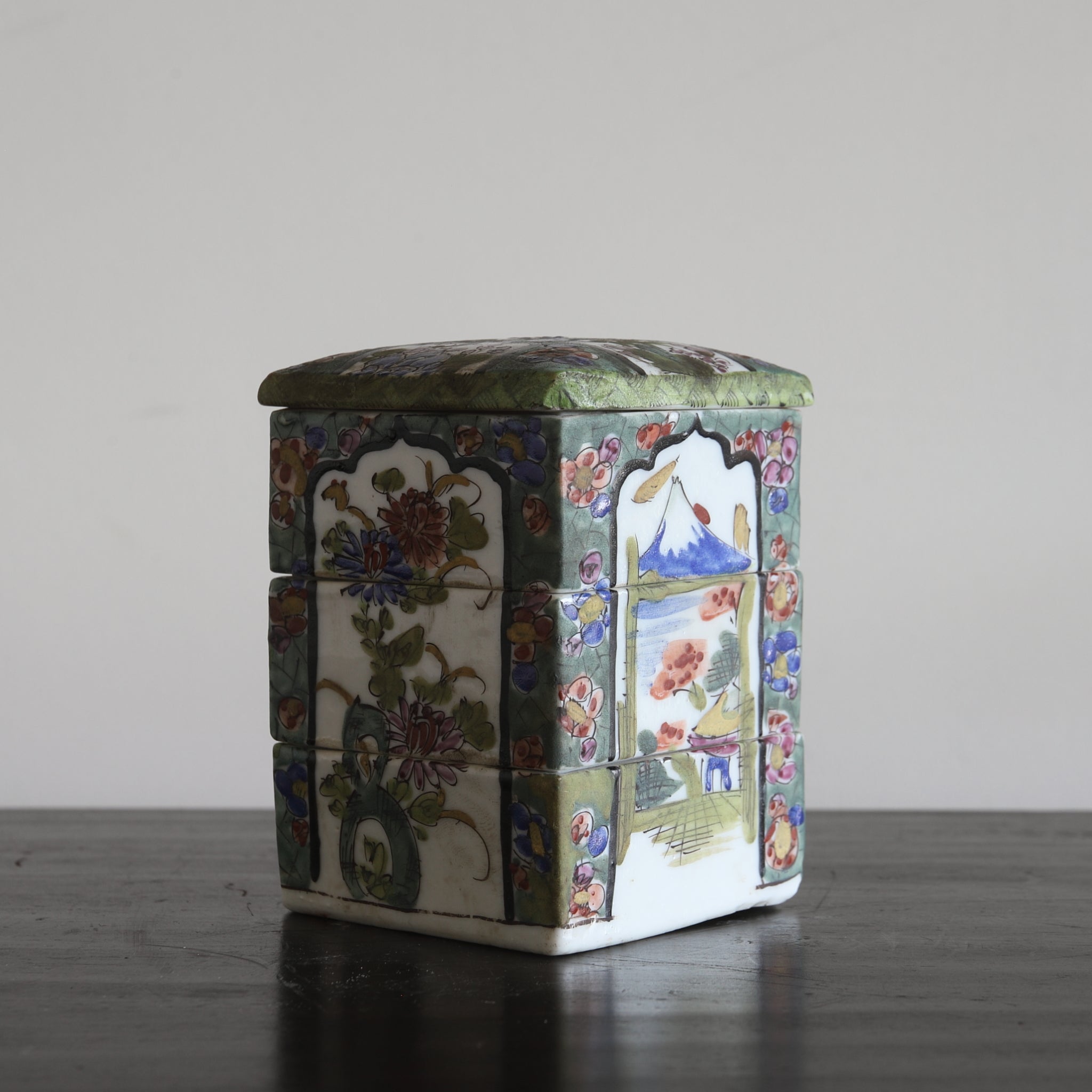 CAJA ESCALONADA PARA DULCES, Ko-Imari, Período Edo(1603–1867 d. C.)