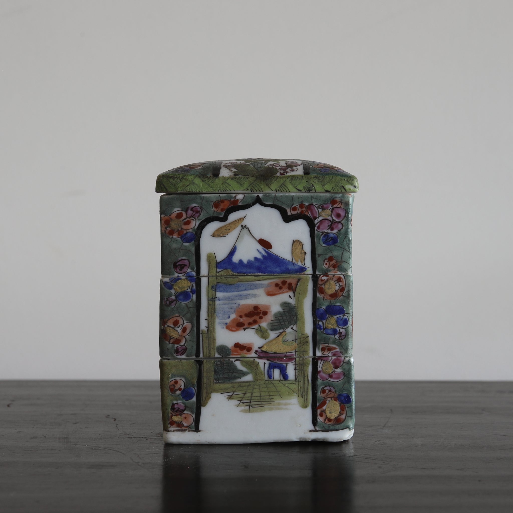 CAJA ESCALONADA PARA DULCES, Ko-Imari, Período Edo(1603–1867 d. C.)