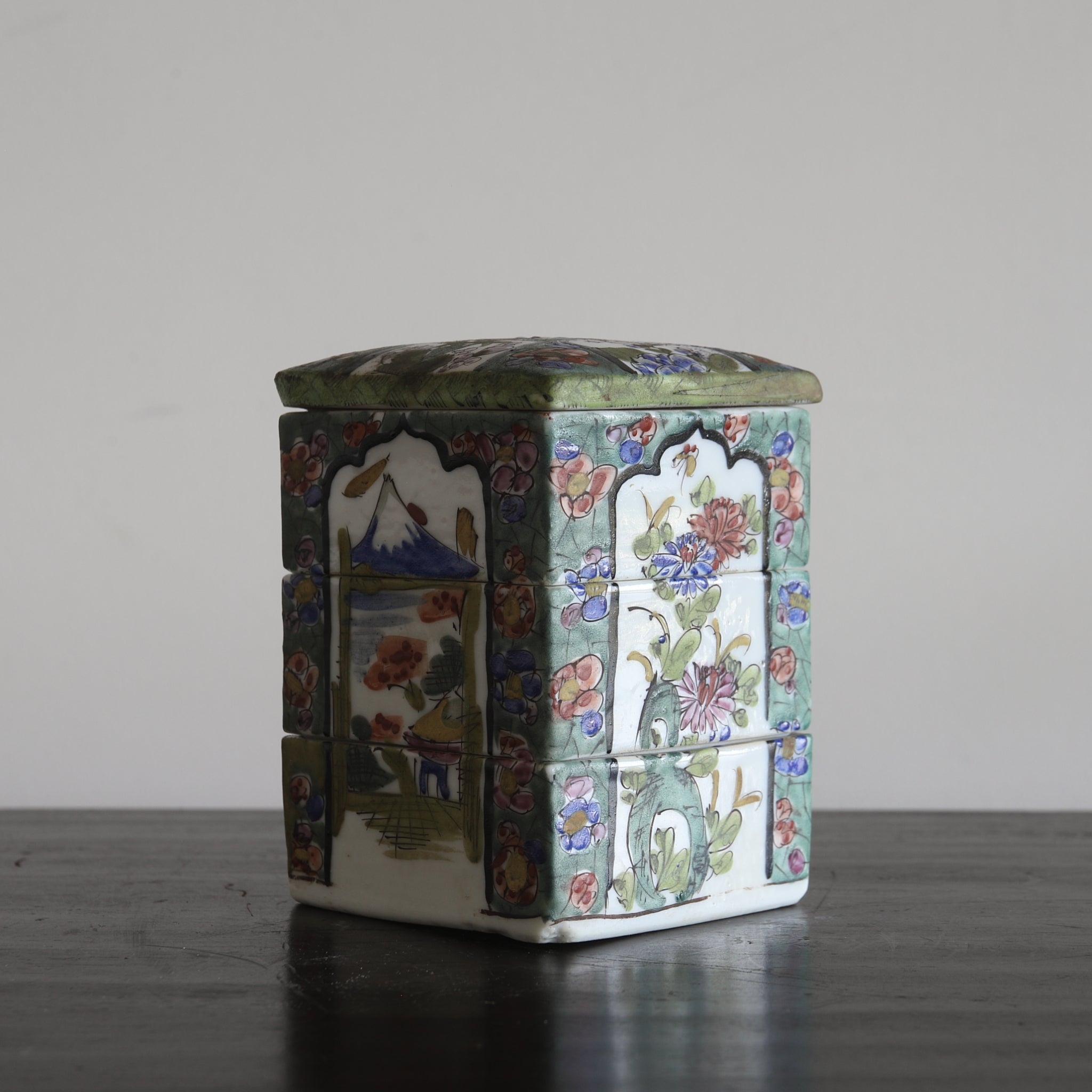 CAJA ESCALONADA PARA DULCES, Ko-Imari, Período Edo(1603–1867 d. C.)