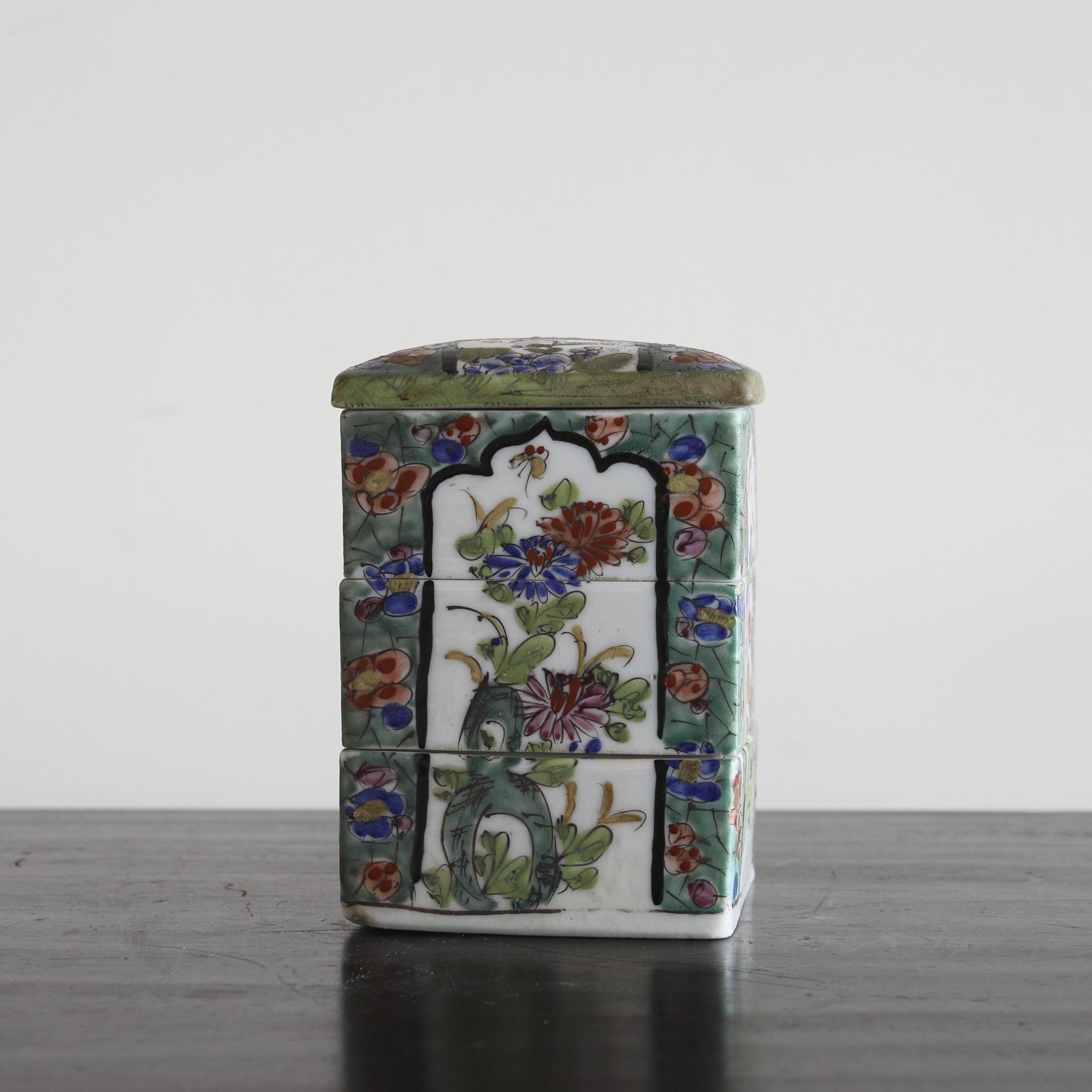 CAJA ESCALONADA PARA DULCES, Ko-Imari, Período Edo(1603–1867 d. C.)