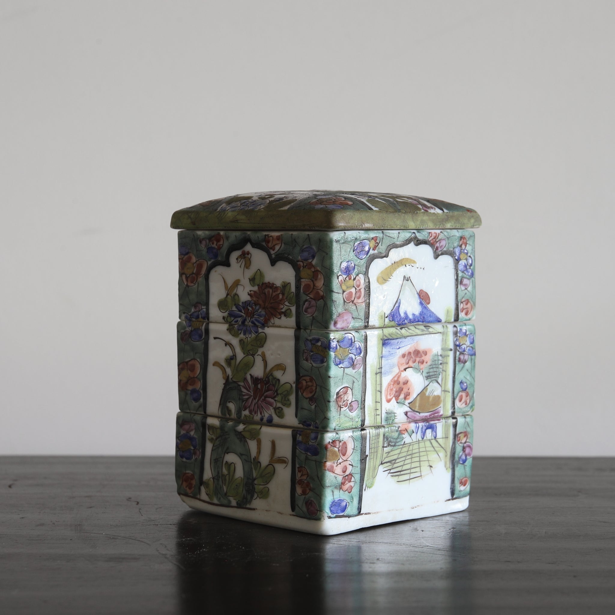 CAJA ESCALONADA PARA DULCES, Ko-Imari, Período Edo(1603–1867 d. C.)