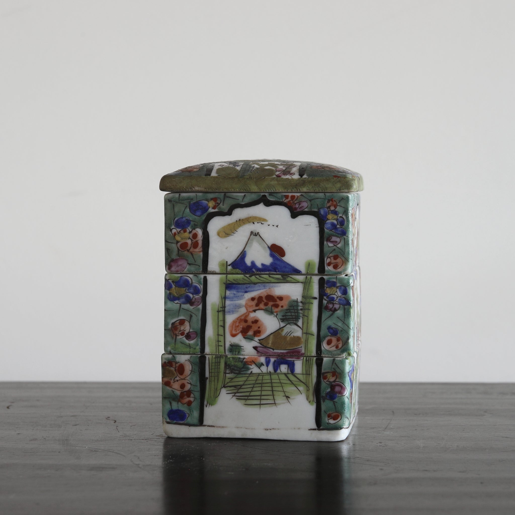 CAJA ESCALONADA PARA DULCES, Ko-Imari, Período Edo(1603–1867 d. C.)
