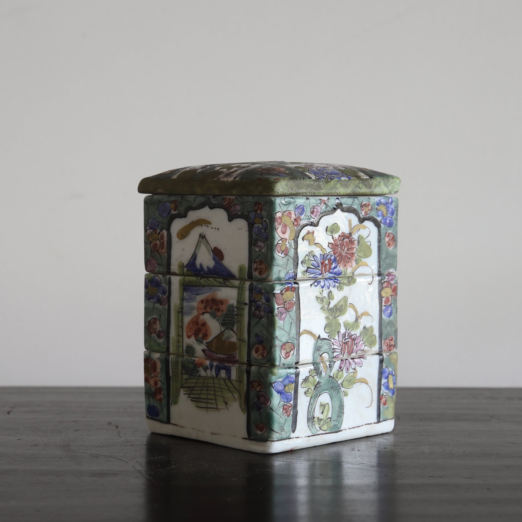 CAJA ESCALONADA PARA DULCES, Ko-Imari, Período Edo(1603–1867 d. C.)