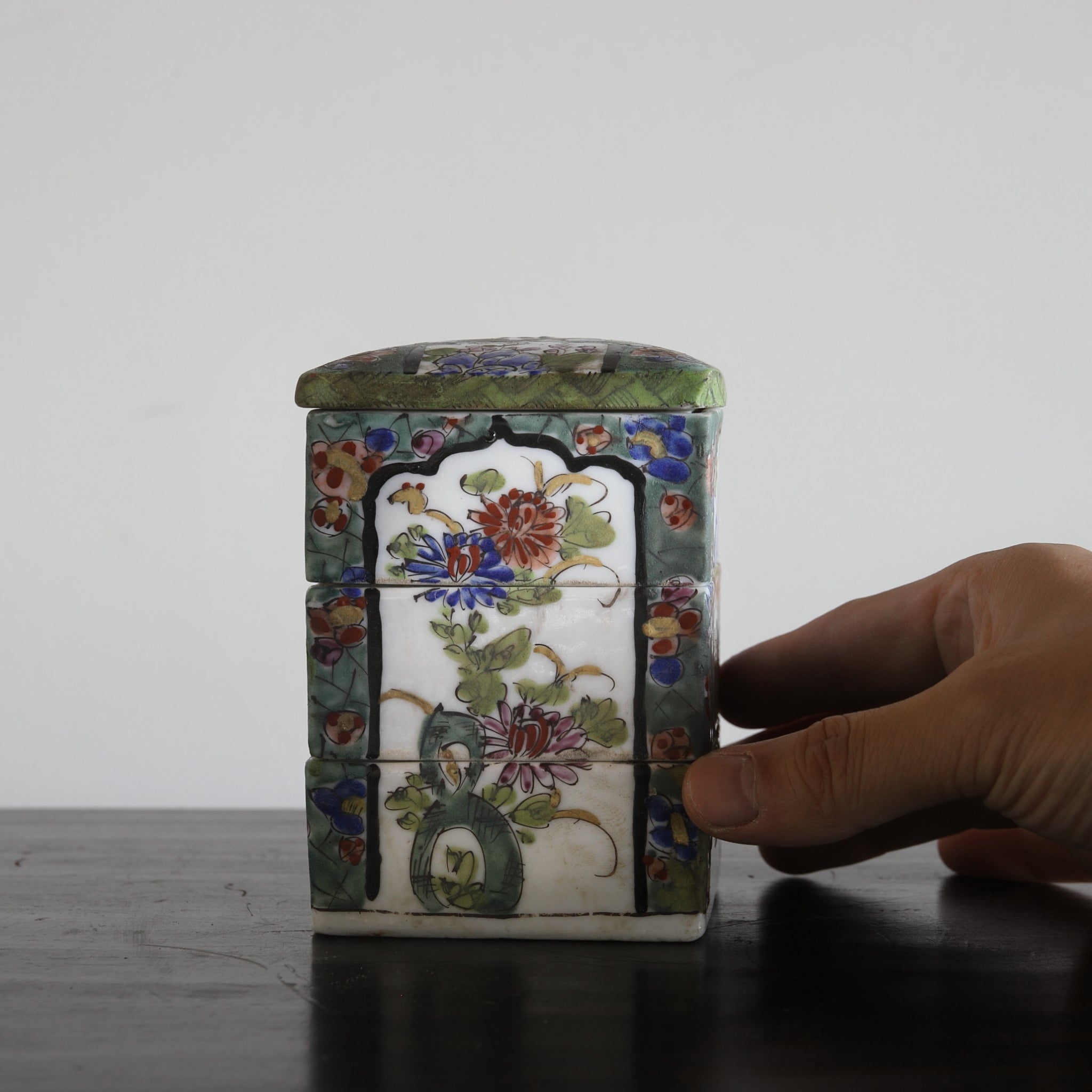 CAJA ESCALONADA PARA DULCES, Ko-Imari, Período Edo(1603–1867 d. C.)