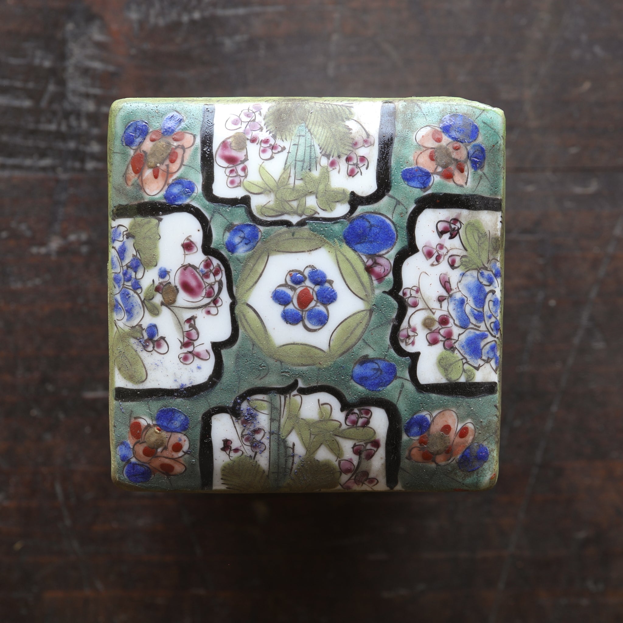 CAJA ESCALONADA PARA DULCES, Ko-Imari, Período Edo(1603–1867 d. C.)