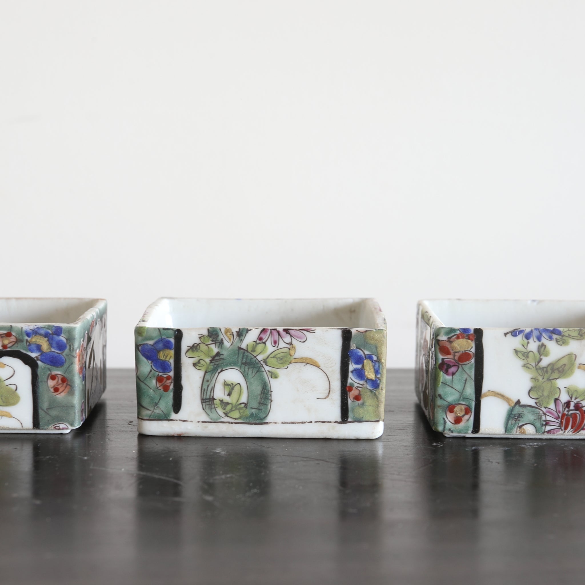 CAJA ESCALONADA PARA DULCES, Ko-Imari, Período Edo(1603–1867 d. C.)