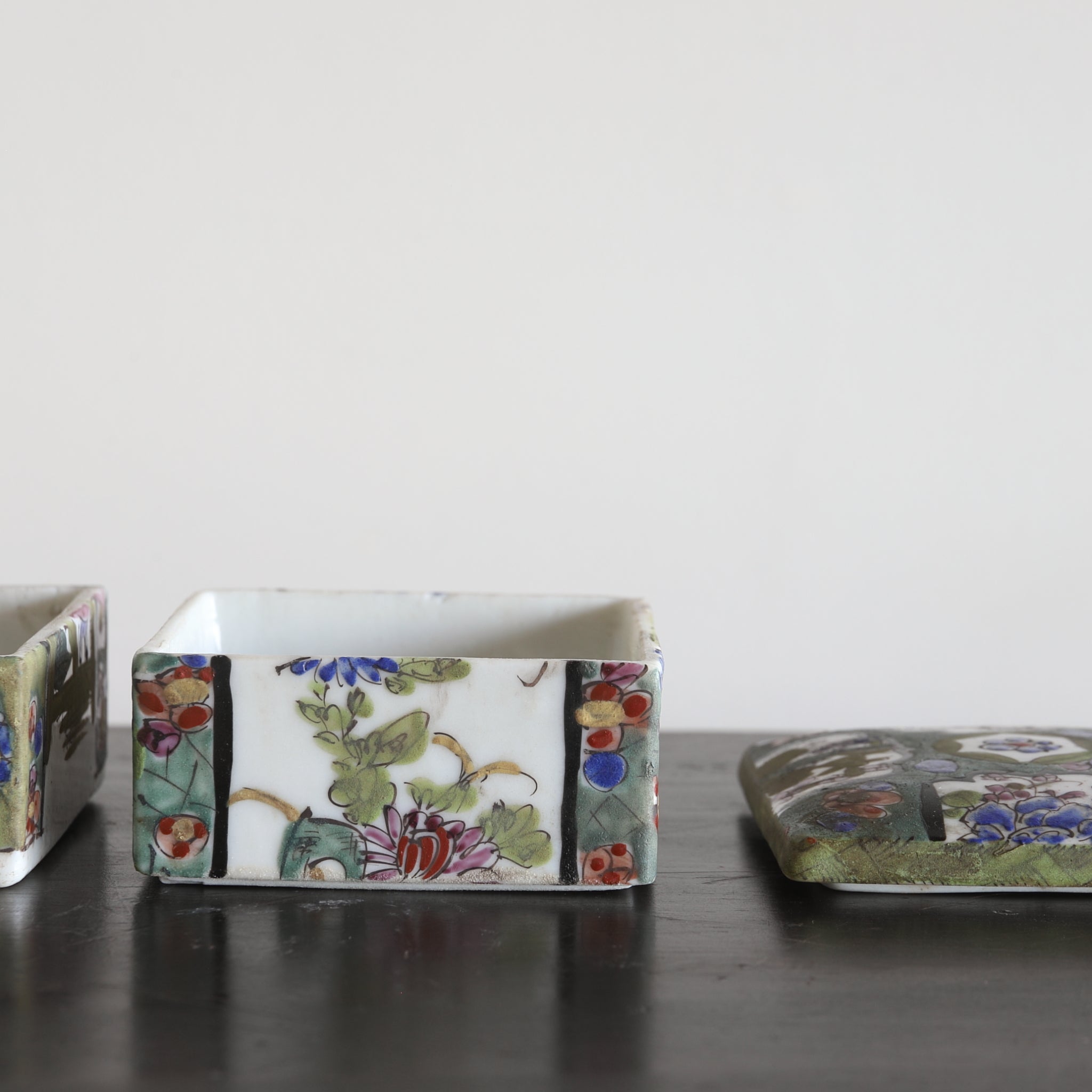 CAJA ESCALONADA PARA DULCES, Ko-Imari, Período Edo(1603–1867 d. C.)