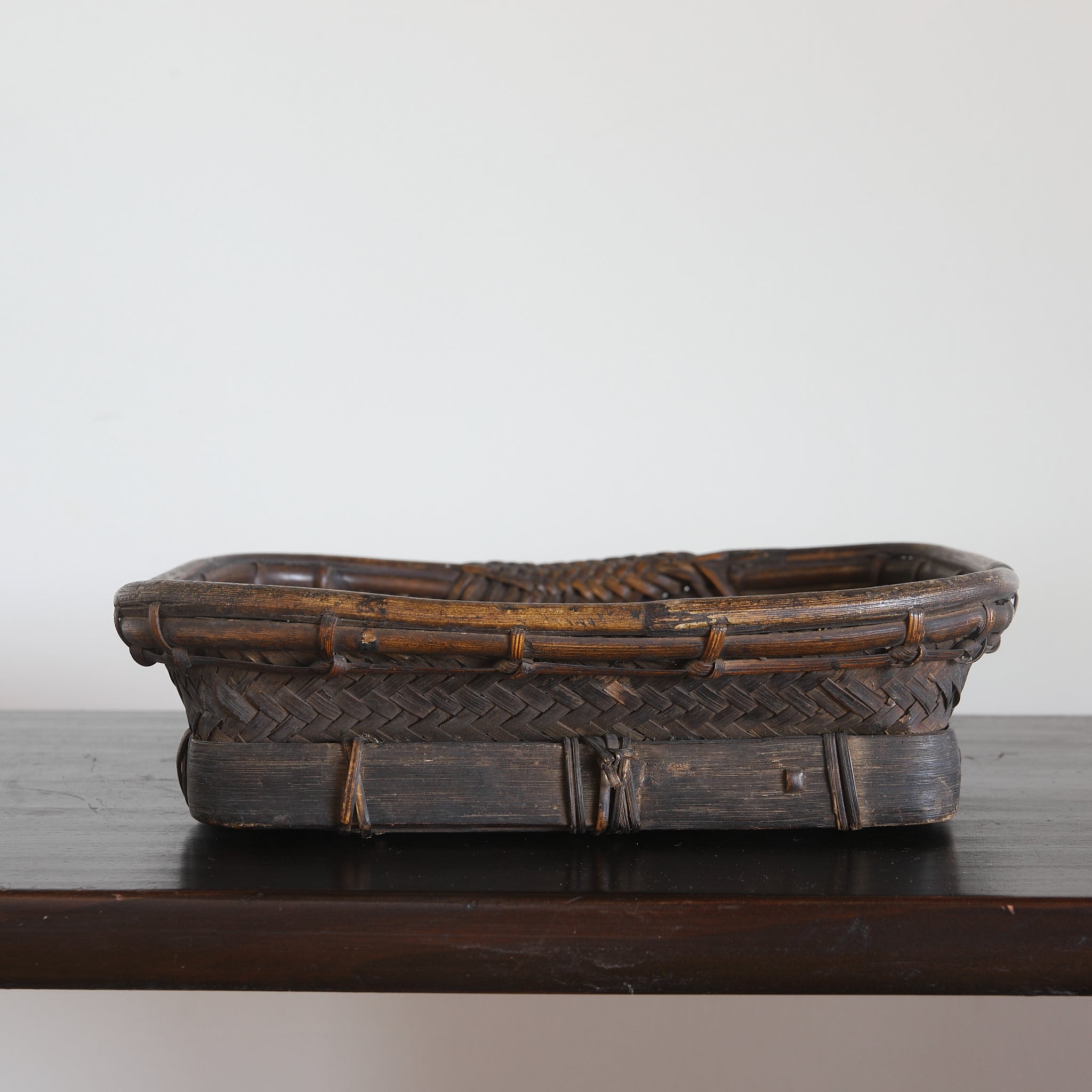 BANDEJA DE CESTA PLANA DE BAMBÚ, Período Edo(1603–1867 d. C.)