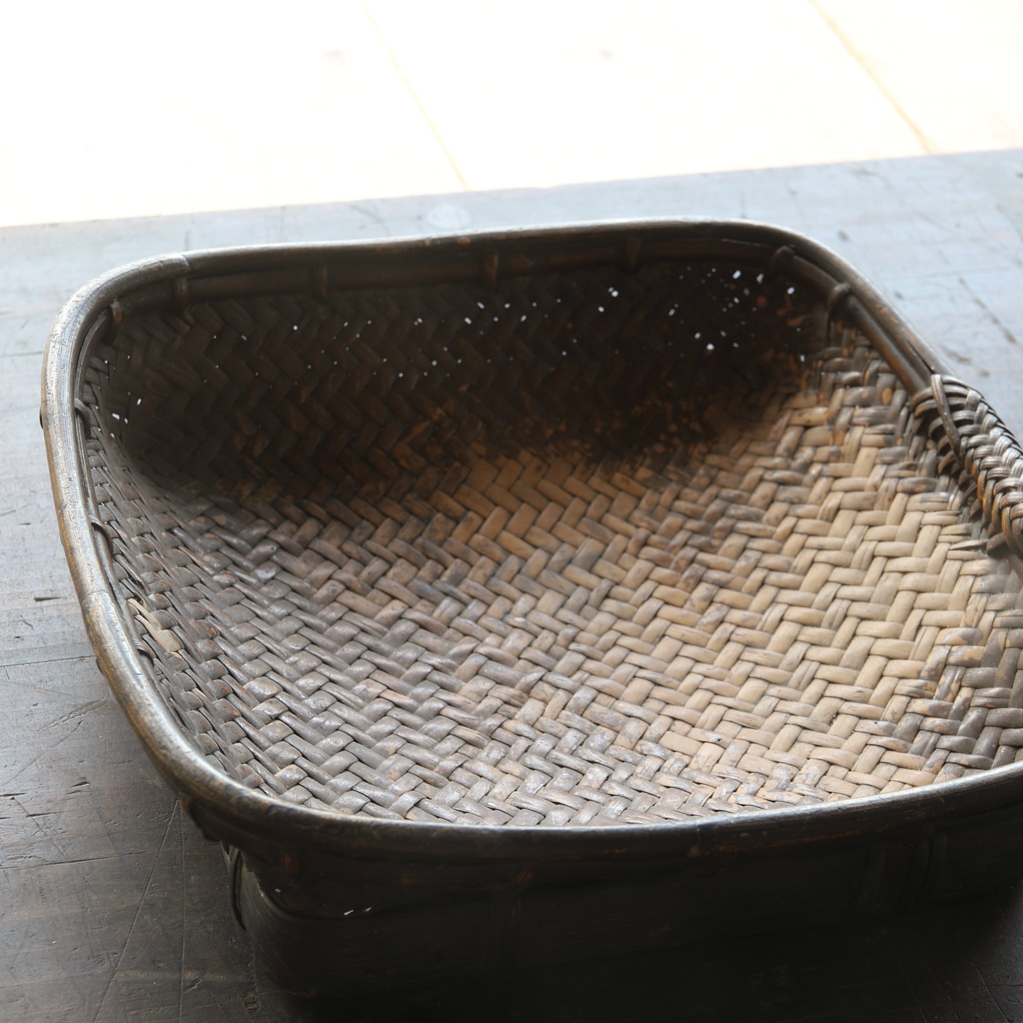 BANDEJA DE CESTA PLANA DE BAMBÚ, Período Edo(1603–1867 d. C.)