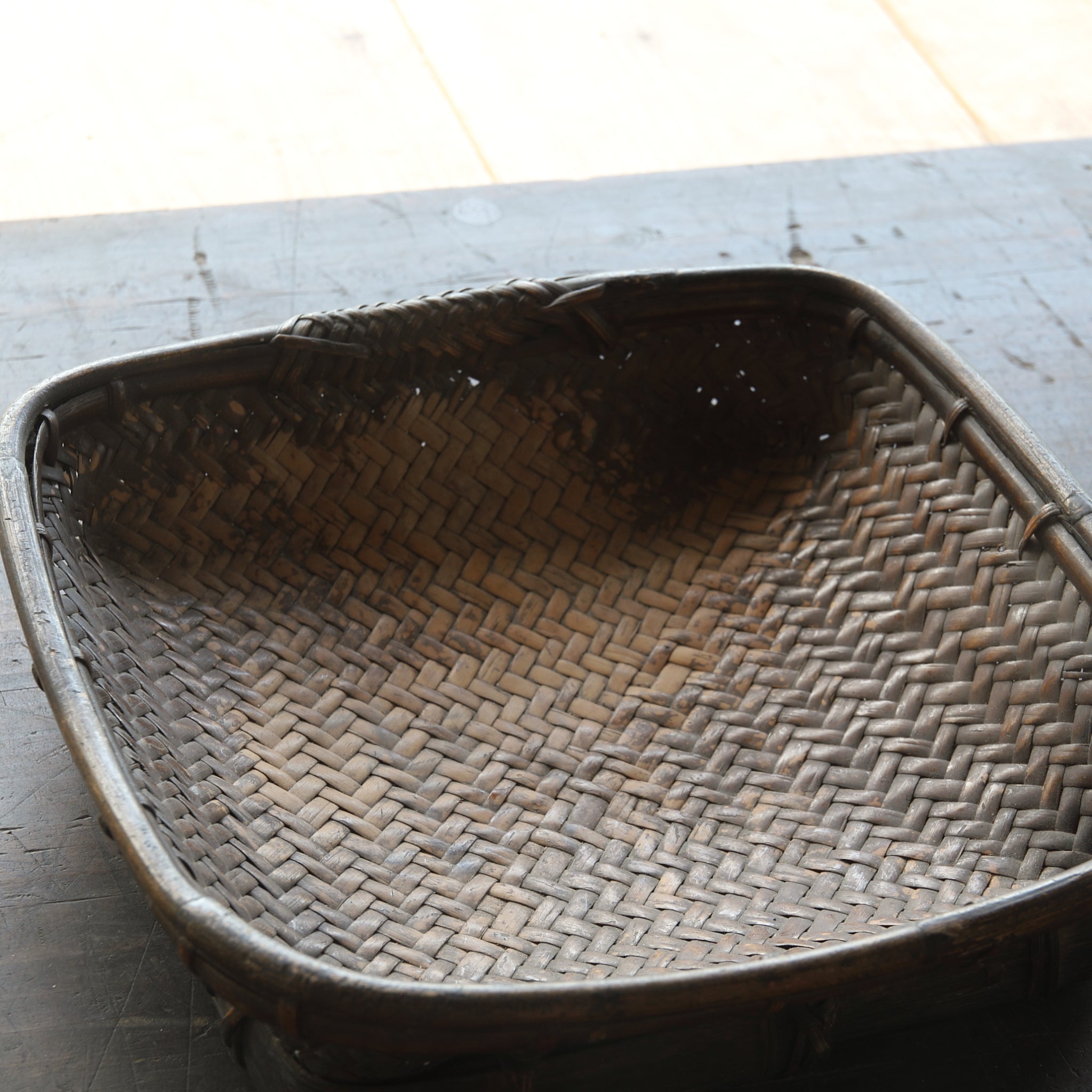 BANDEJA DE CESTA PLANA DE BAMBÚ, Período Edo(1603–1867 d. C.)