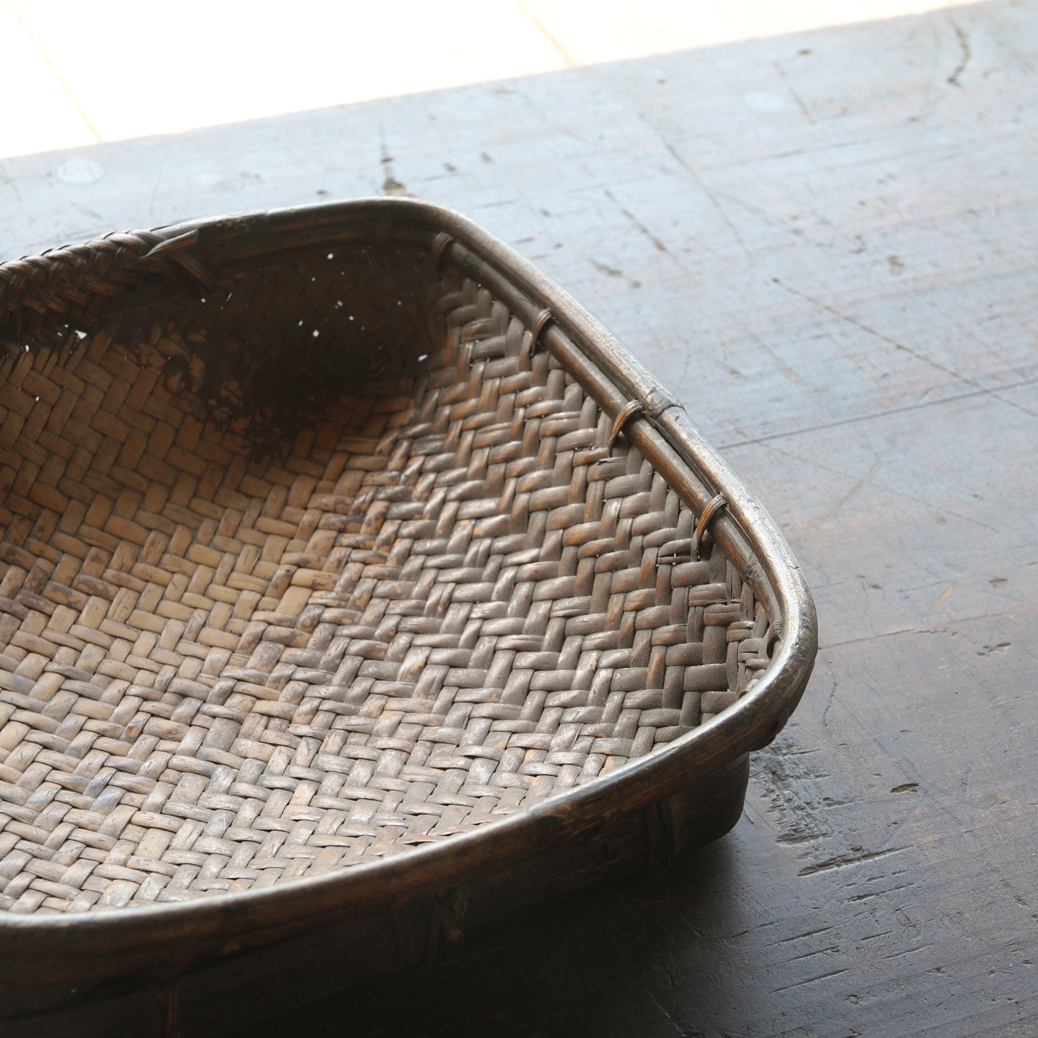 BANDEJA DE CESTA PLANA DE BAMBÚ, Período Edo(1603–1867 d. C.)