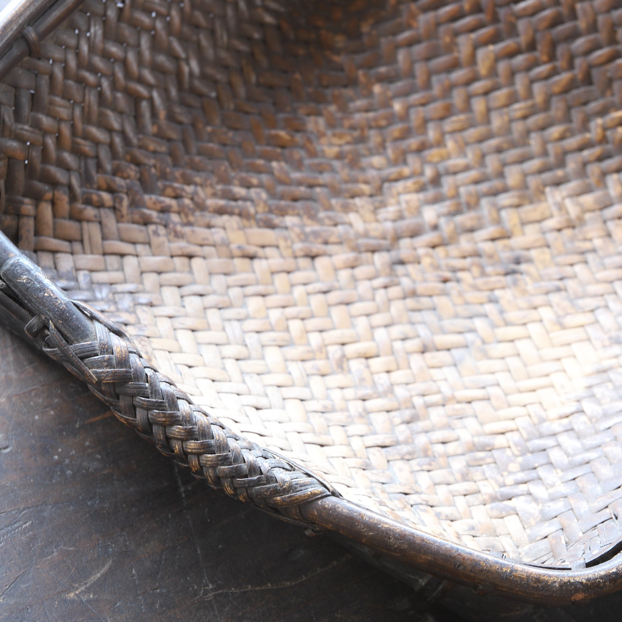 BANDEJA DE CESTA PLANA DE BAMBÚ, Período Edo(1603–1867 d. C.)