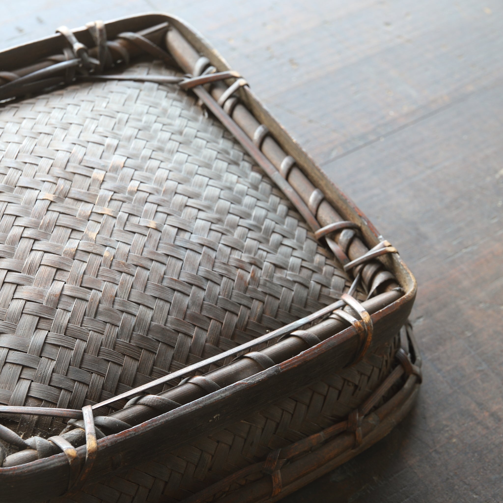BANDEJA DE CESTA PLANA DE BAMBÚ, Período Edo(1603–1867 d. C.)