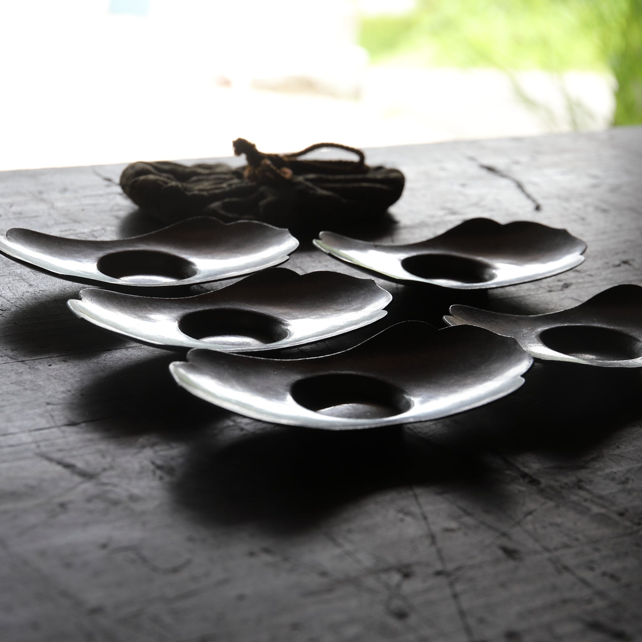 PLATILLO EN FORMA DE FLOR DE ESTAÑO VIEJO, Marcado, con bolsa shifuku, juego de 5, Dinastía Qing(1616–1911 d. C.)