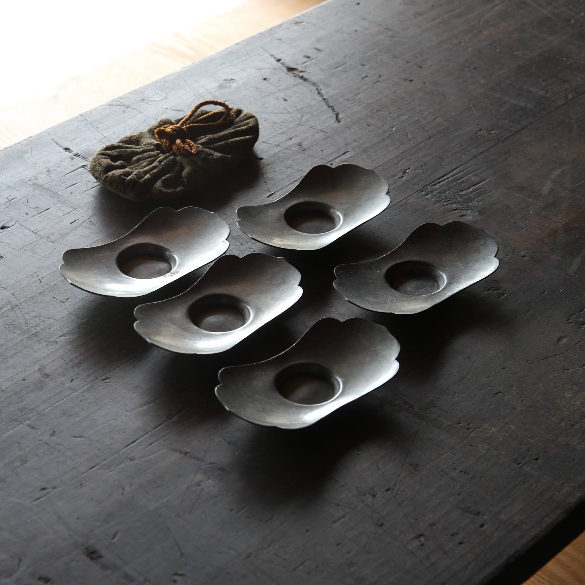 PLATILLO EN FORMA DE FLOR DE ESTAÑO VIEJO, Marcado, con bolsa shifuku, juego de 5, Dinastía Qing(1616–1911 d. C.)