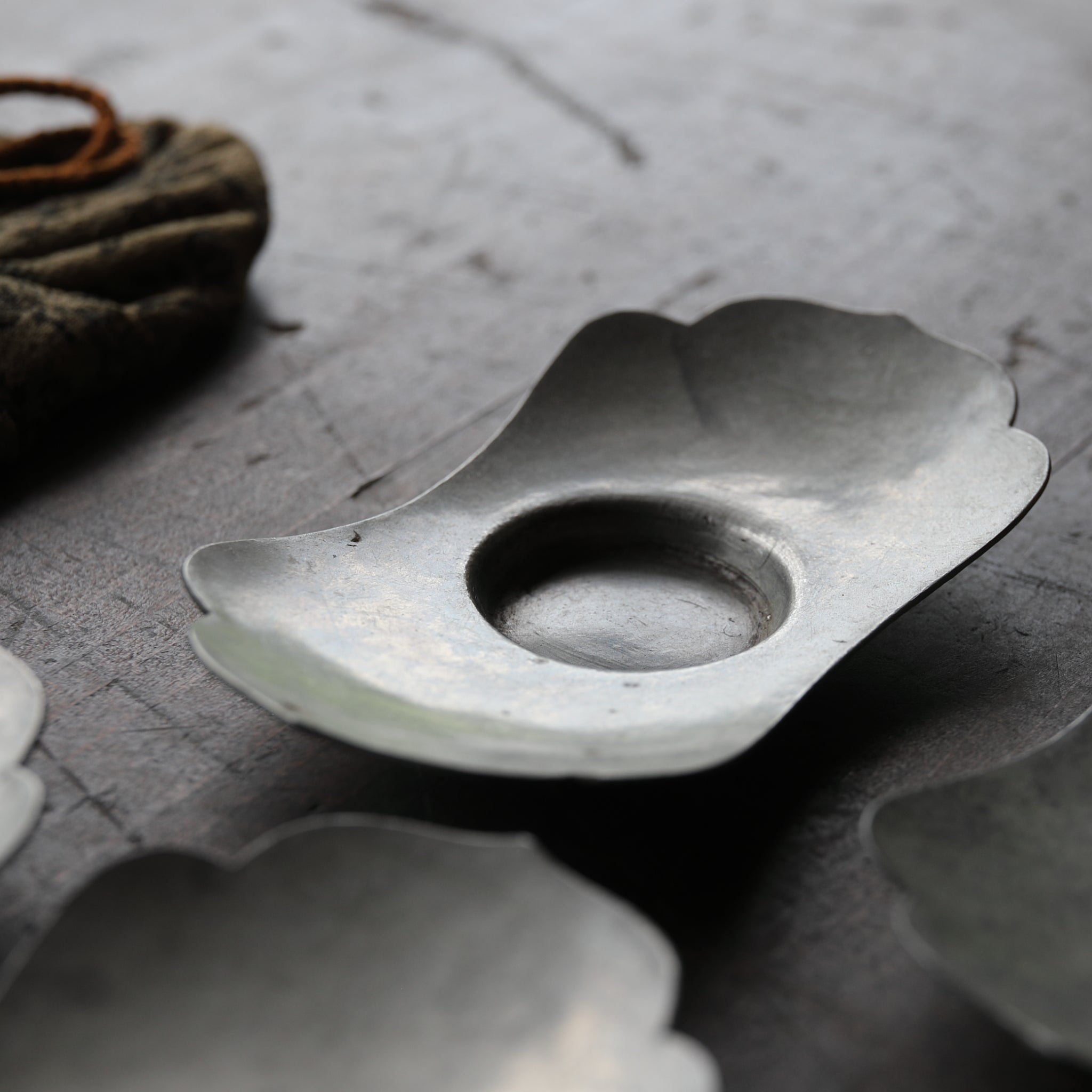 PLATILLO EN FORMA DE FLOR DE ESTAÑO VIEJO, Marcado, con bolsa shifuku, juego de 5, Dinastía Qing(1616–1911 d. C.)