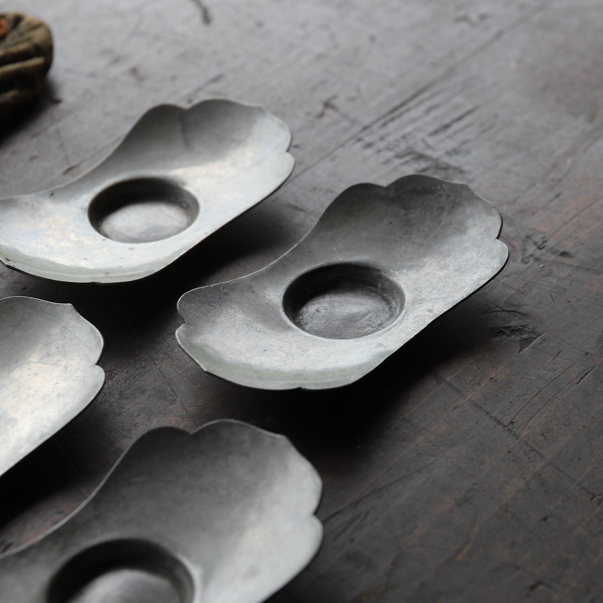 PLATILLO EN FORMA DE FLOR DE ESTAÑO VIEJO, Marcado, con bolsa shifuku, juego de 5, Dinastía Qing(1616–1911 d. C.)
