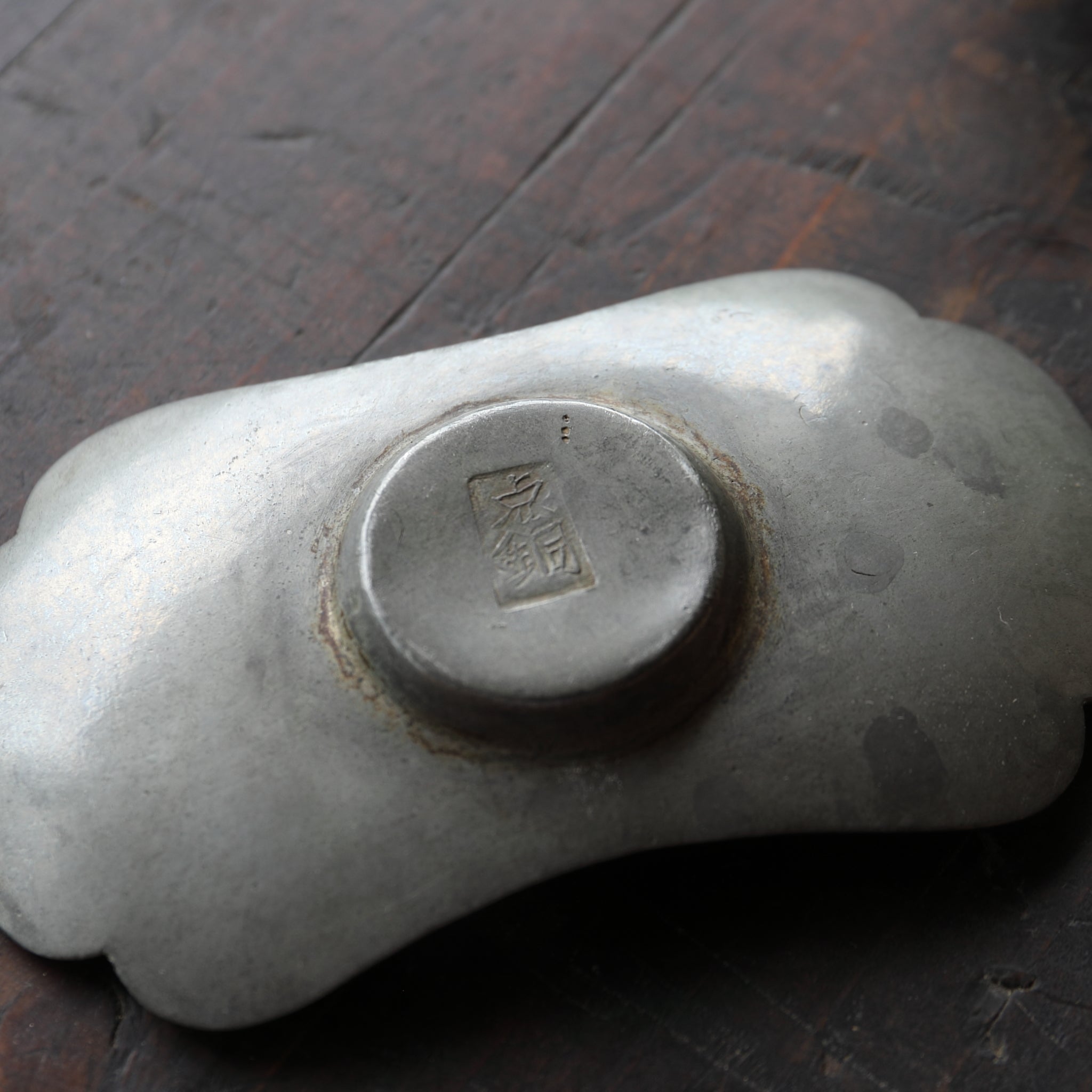 PLATILLO EN FORMA DE FLOR DE ESTAÑO VIEJO, Marcado, con bolsa shifuku, juego de 5, Dinastía Qing(1616–1911 d. C.)