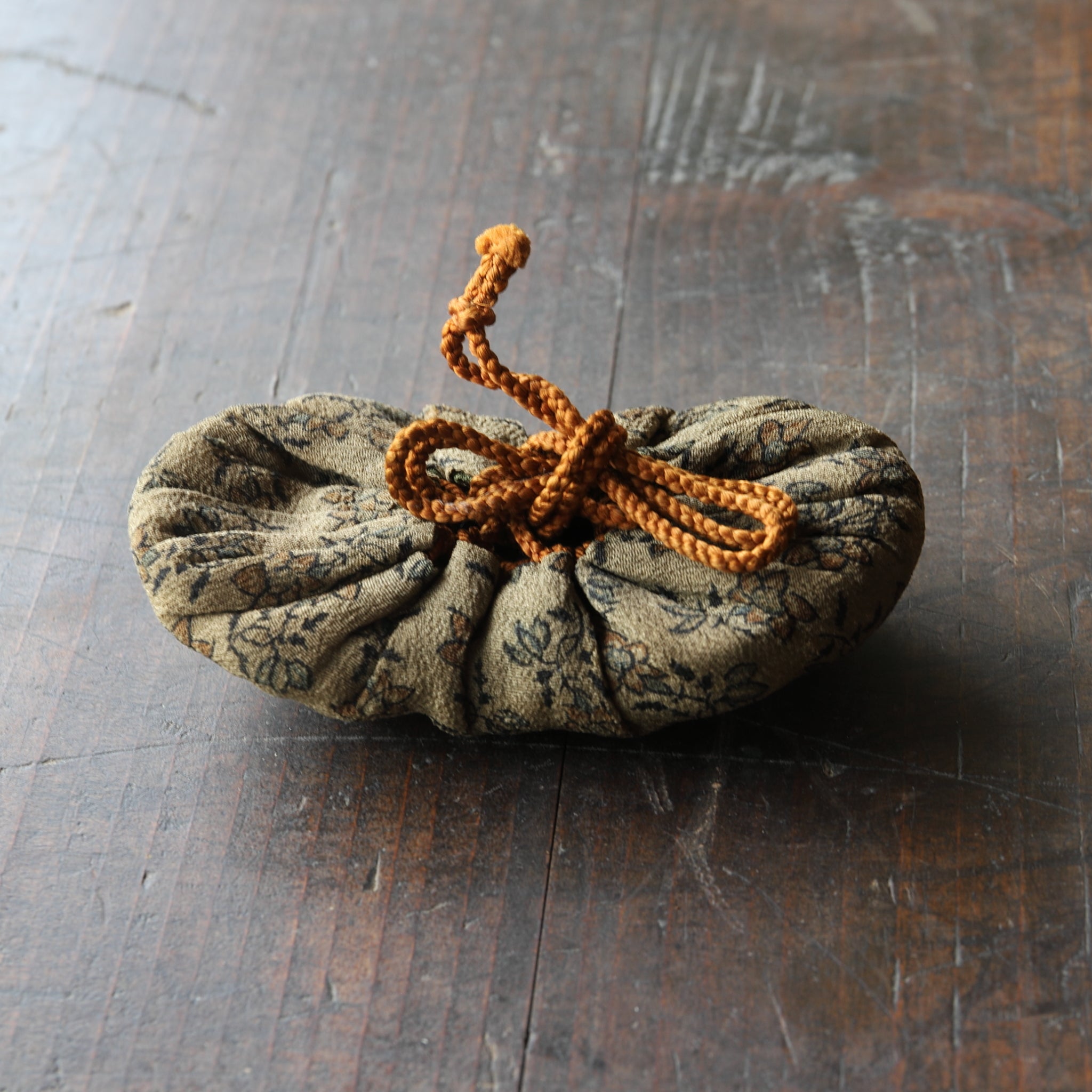 PLATILLO EN FORMA DE FLOR DE ESTAÑO VIEJO, Marcado, con bolsa shifuku, juego de 5, Dinastía Qing(1616–1911 d. C.)