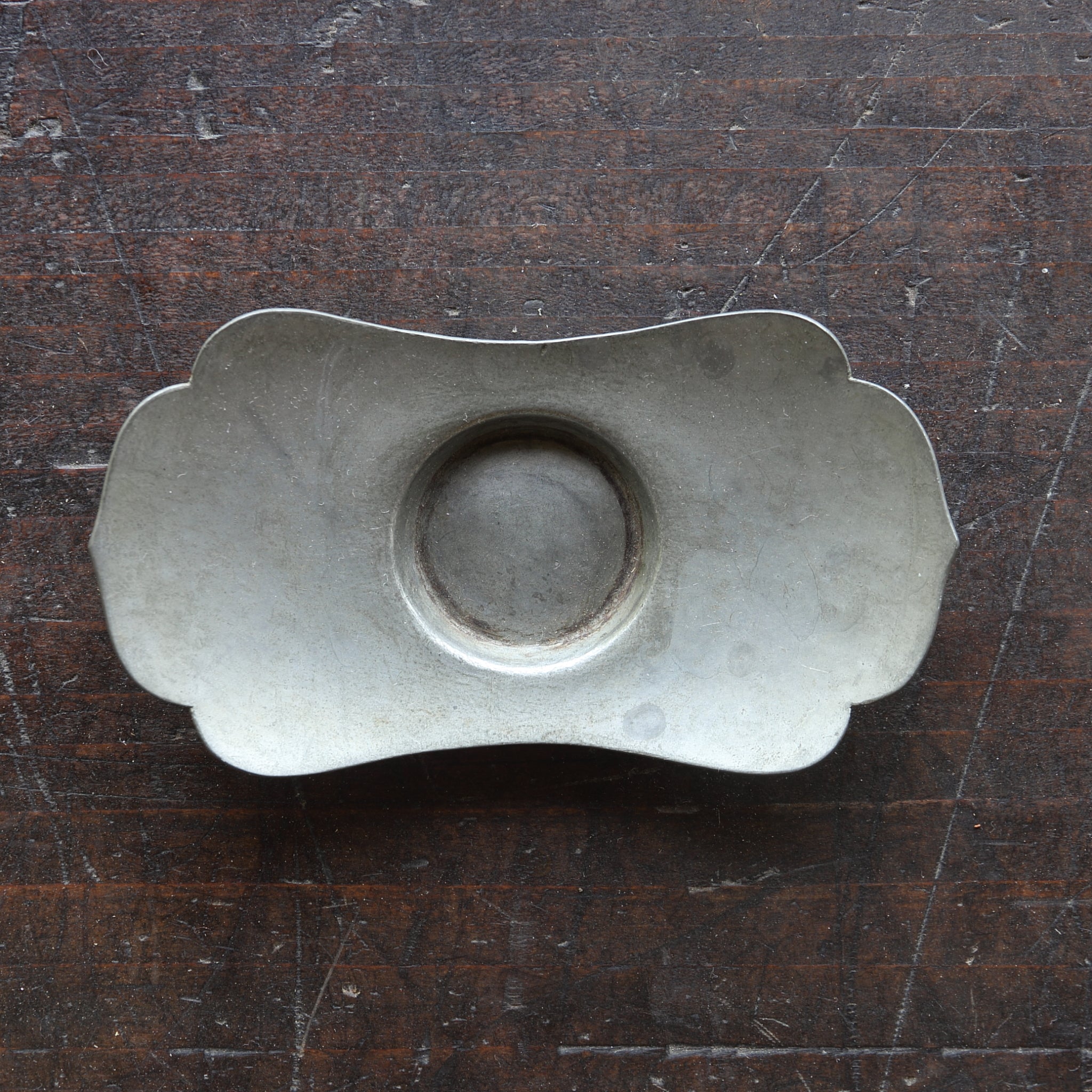 PLATILLO EN FORMA DE FLOR DE ESTAÑO VIEJO, Marcado, con bolsa shifuku, juego de 5, Dinastía Qing(1616–1911 d. C.)
