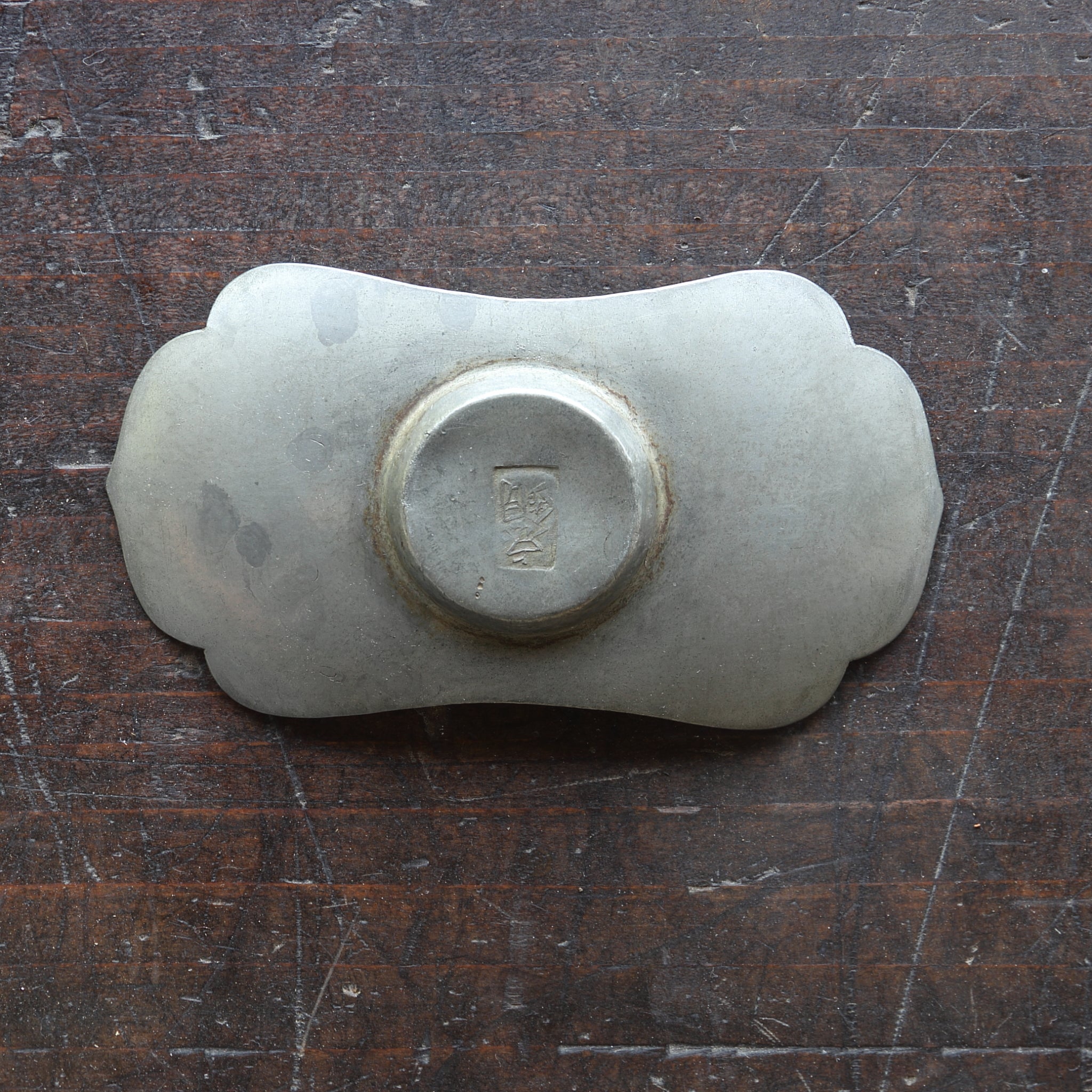 PLATILLO EN FORMA DE FLOR DE ESTAÑO VIEJO, Marcado, con bolsa shifuku, juego de 5, Dinastía Qing(1616–1911 d. C.)