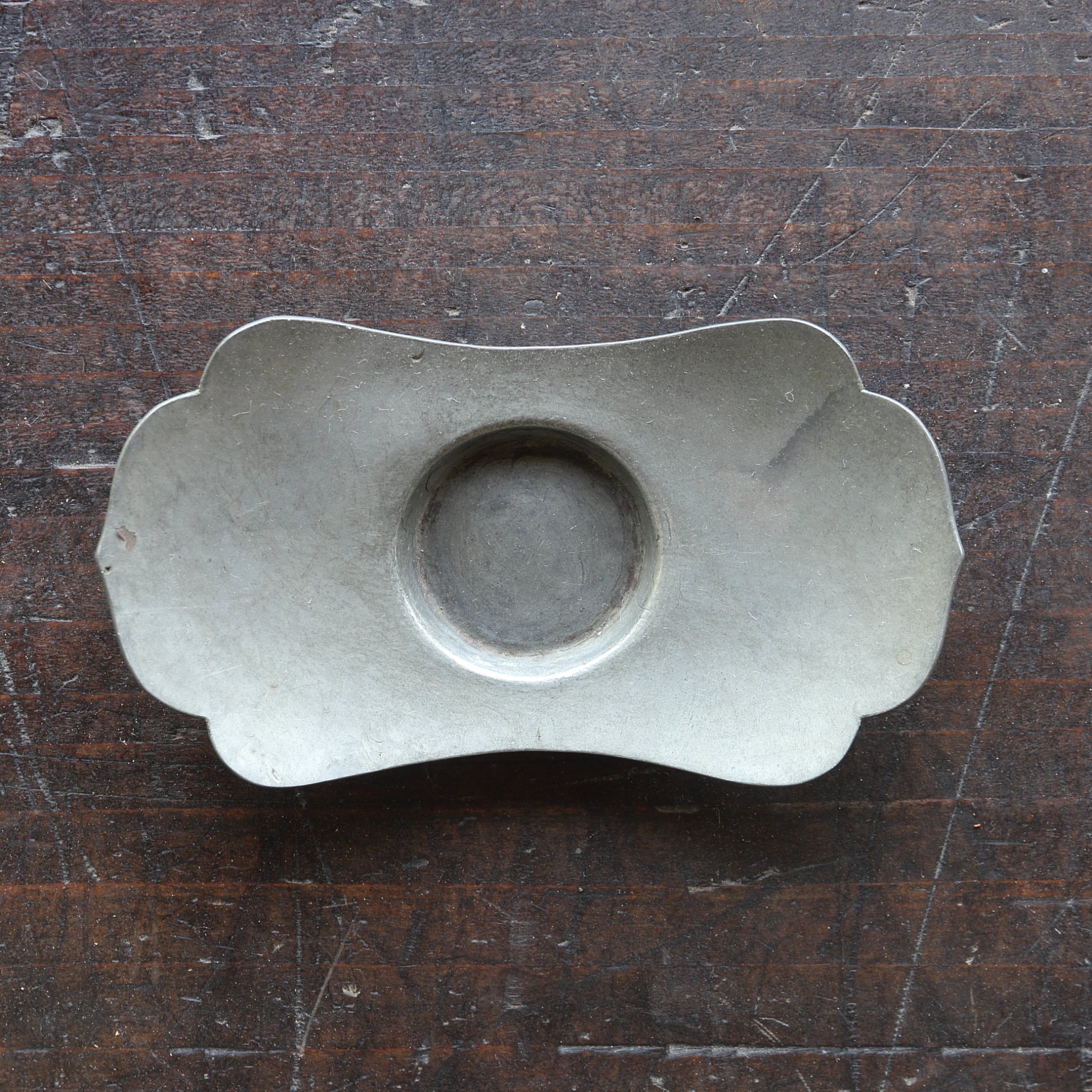 PLATILLO EN FORMA DE FLOR DE ESTAÑO VIEJO, Marcado, con bolsa shifuku, juego de 5, Dinastía Qing(1616–1911 d. C.)