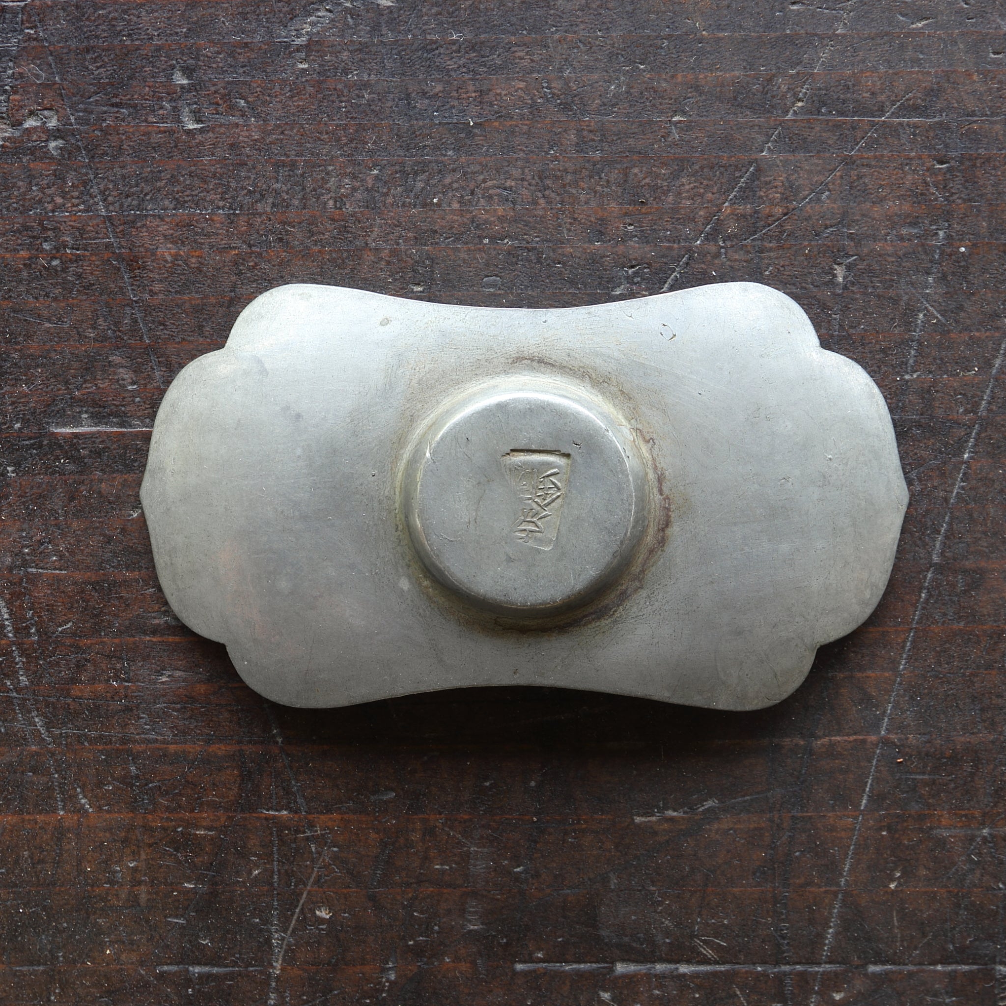 PLATILLO EN FORMA DE FLOR DE ESTAÑO VIEJO, Marcado, con bolsa shifuku, juego de 5, Dinastía Qing(1616–1911 d. C.)