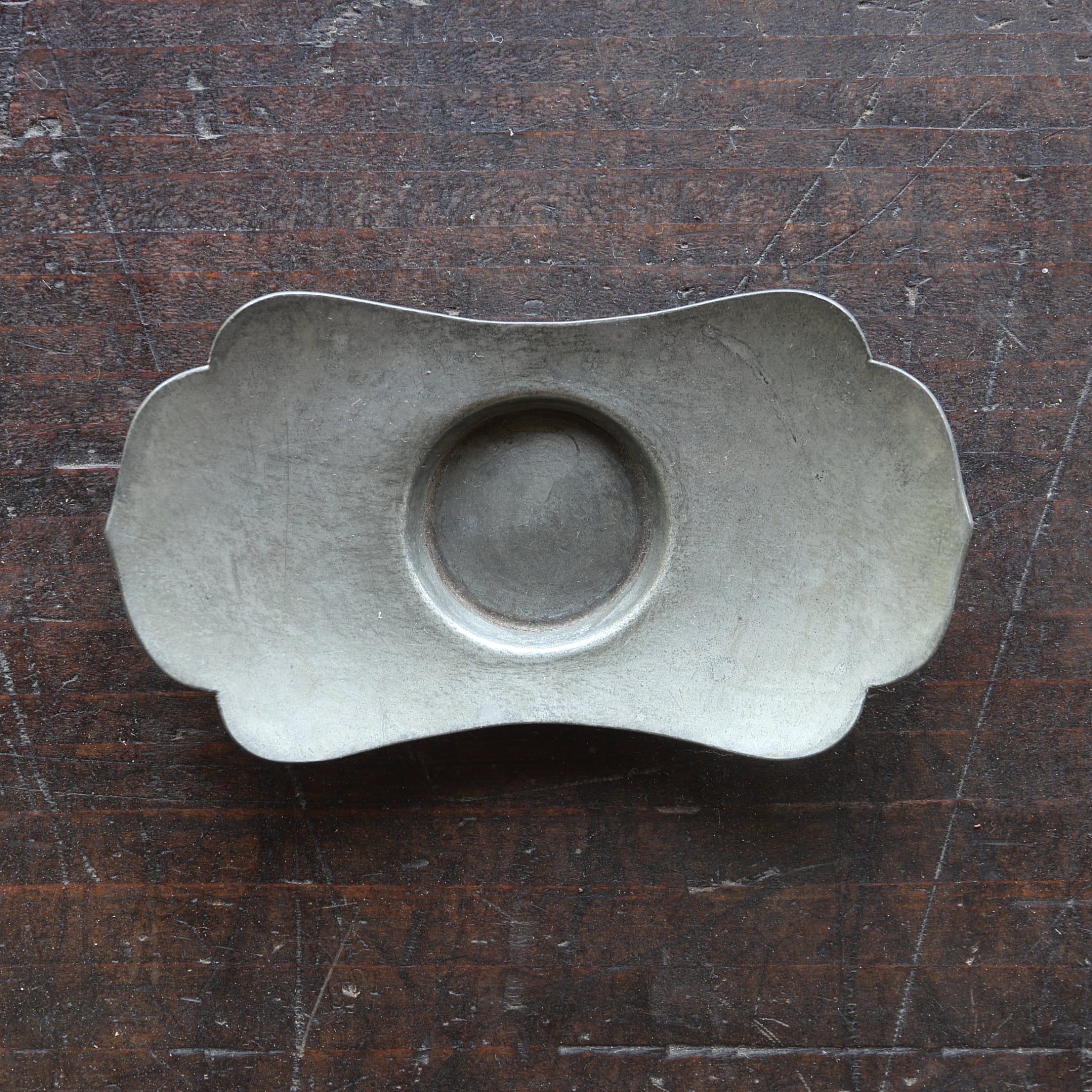 PLATILLO EN FORMA DE FLOR DE ESTAÑO VIEJO, Marcado, con bolsa shifuku, juego de 5, Dinastía Qing(1616–1911 d. C.)