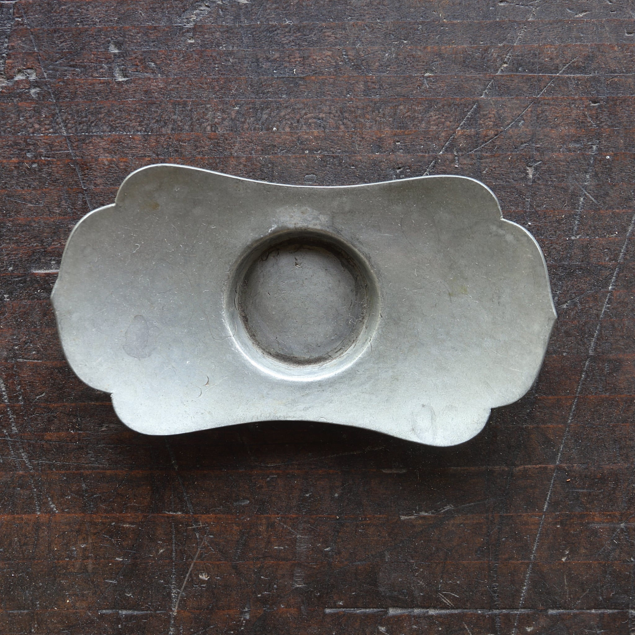 PLATILLO EN FORMA DE FLOR DE ESTAÑO VIEJO, Marcado, con bolsa shifuku, juego de 5, Dinastía Qing(1616–1911 d. C.)
