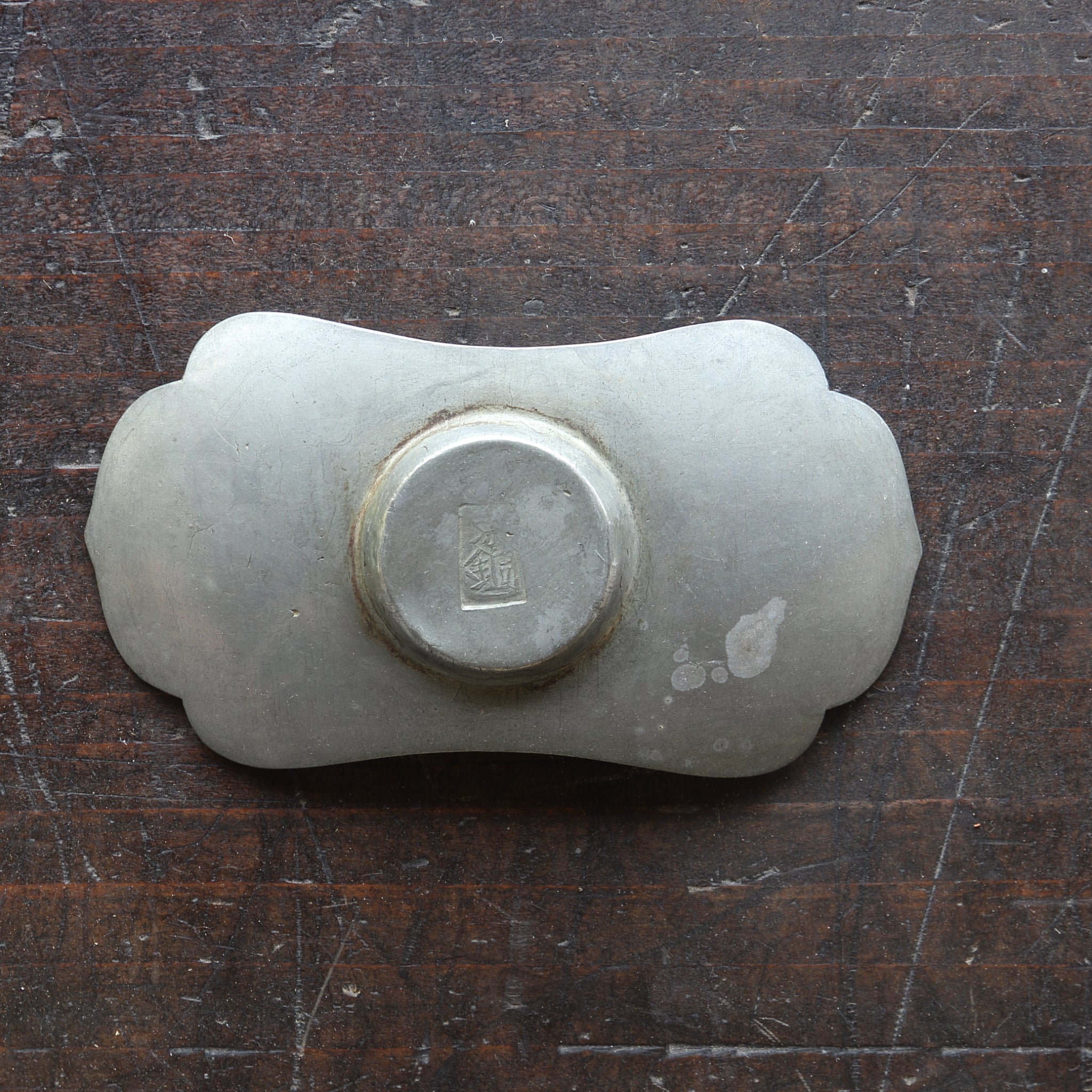 PLATILLO EN FORMA DE FLOR DE ESTAÑO VIEJO, Marcado, con bolsa shifuku, juego de 5, Dinastía Qing(1616–1911 d. C.)