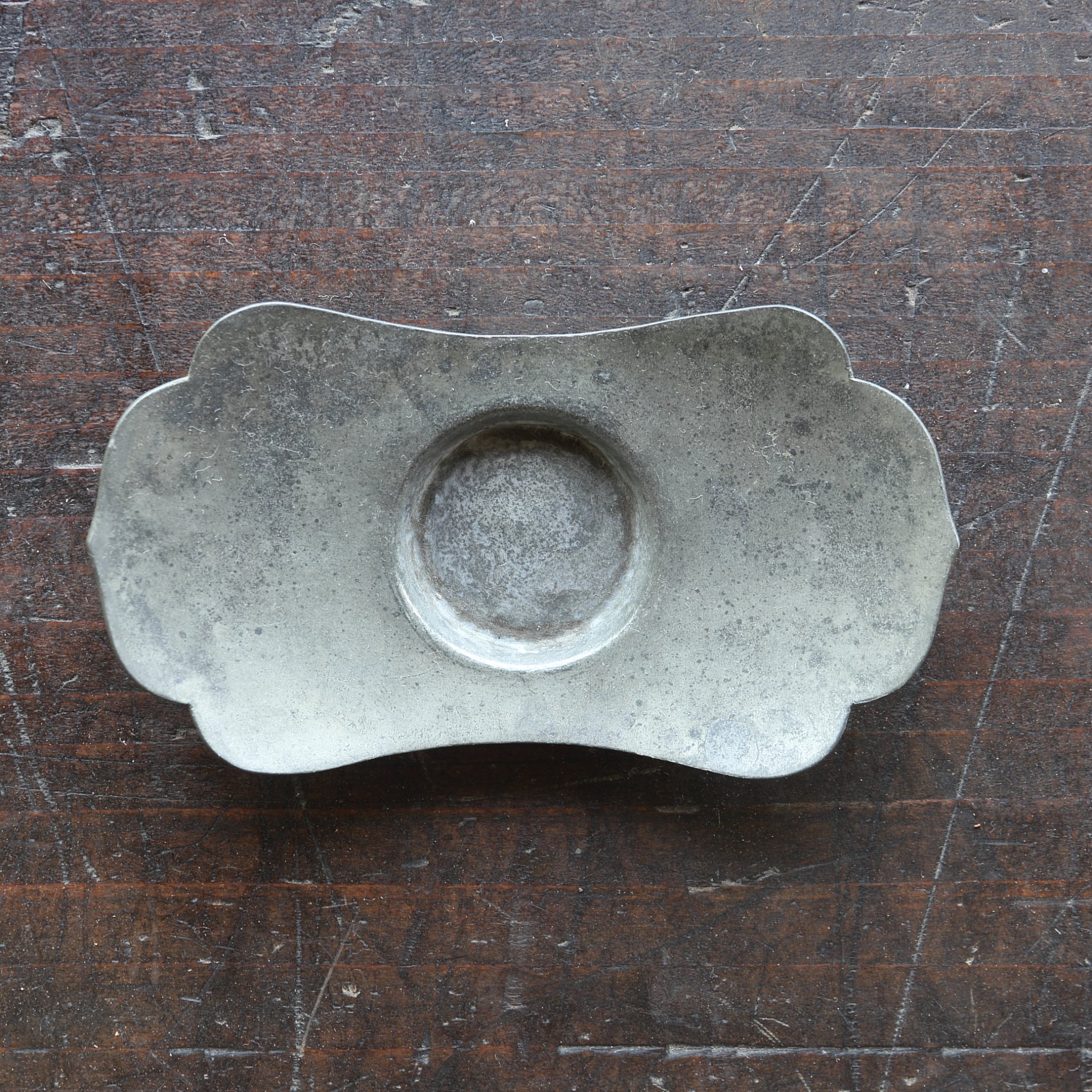 PLATILLO EN FORMA DE FLOR DE ESTAÑO VIEJO, Marcado, con bolsa shifuku, juego de 5, Dinastía Qing(1616–1911 d. C.)