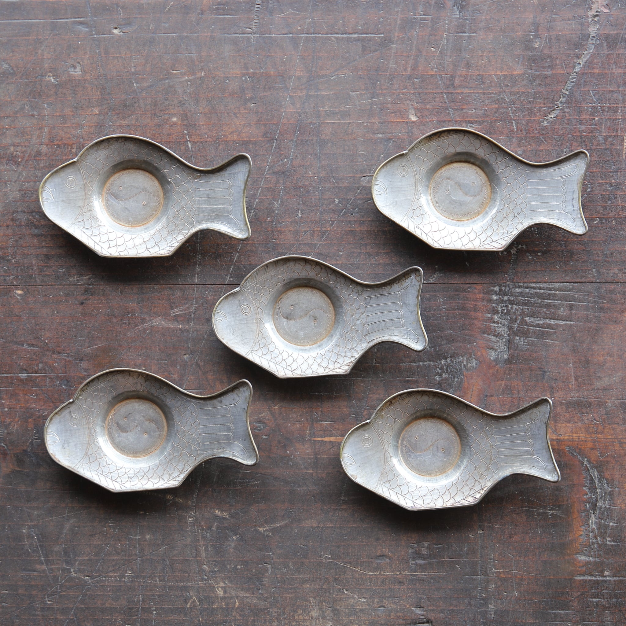 PLATILLO DE PEZ DE ESTAÑO VIEJO, Grabado a línea con diseño de yin-yang, marcado, juego de 5, Dinastía Qing(1616–1911 d. C.)