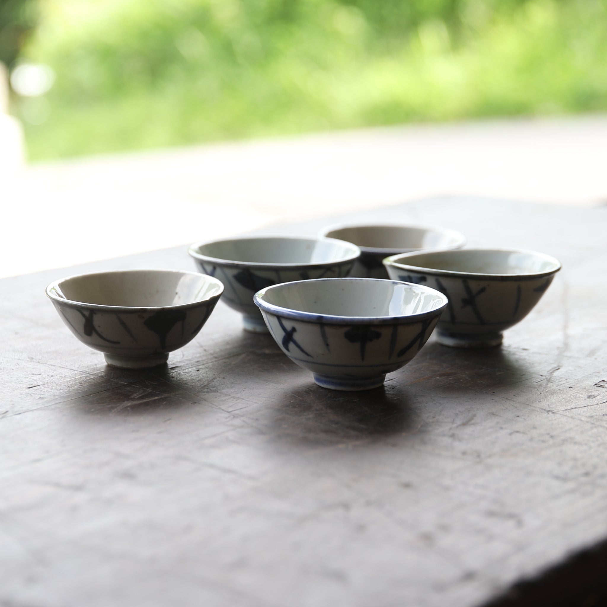 TAZA PARA SENCHA, Con azul bajo cubierta diseño de hierba, juego de 5, Dinastía Qing(1616–1911 d. C.)