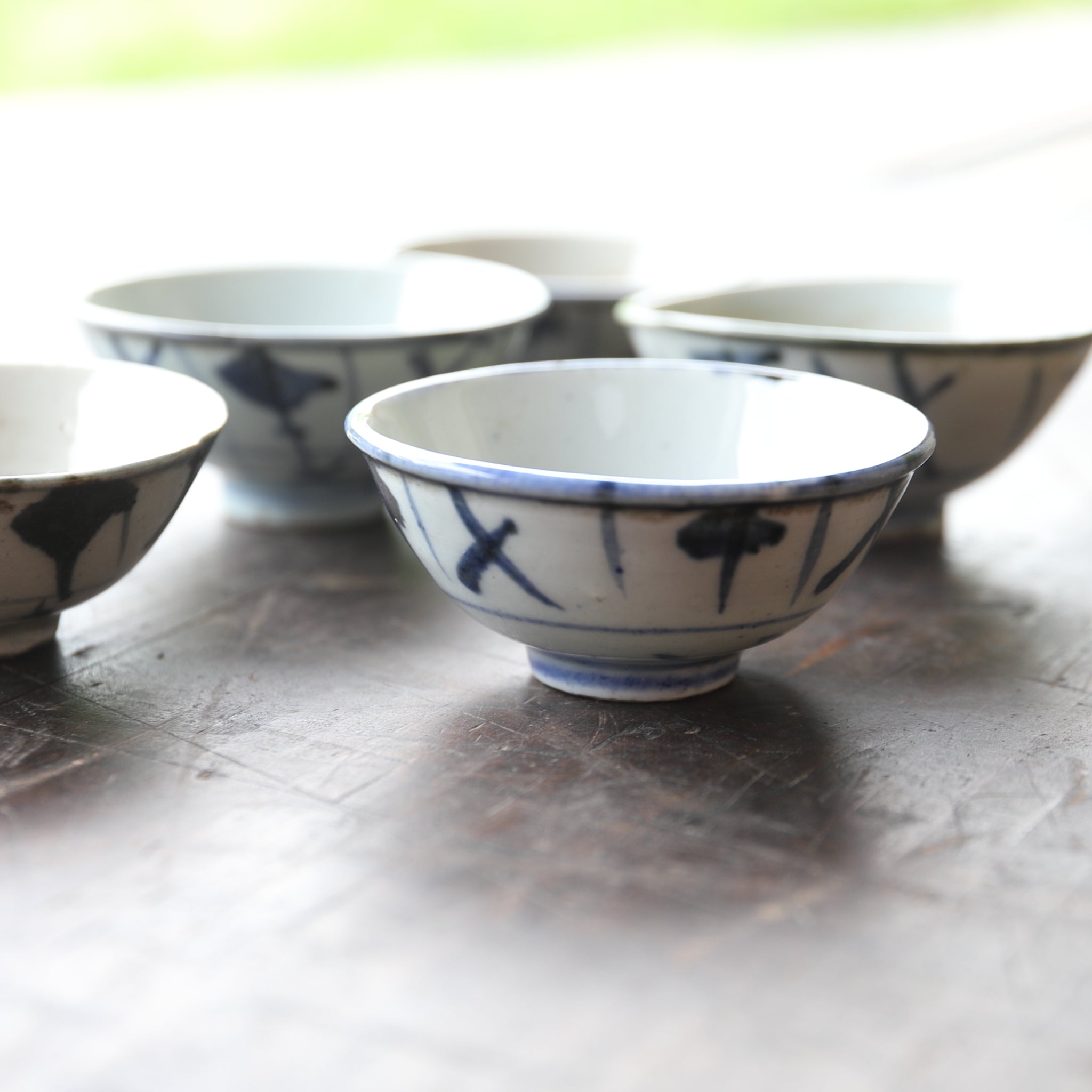 TAZA PARA SENCHA, Con azul bajo cubierta diseño de hierba, juego de 5, Dinastía Qing(1616–1911 d. C.)